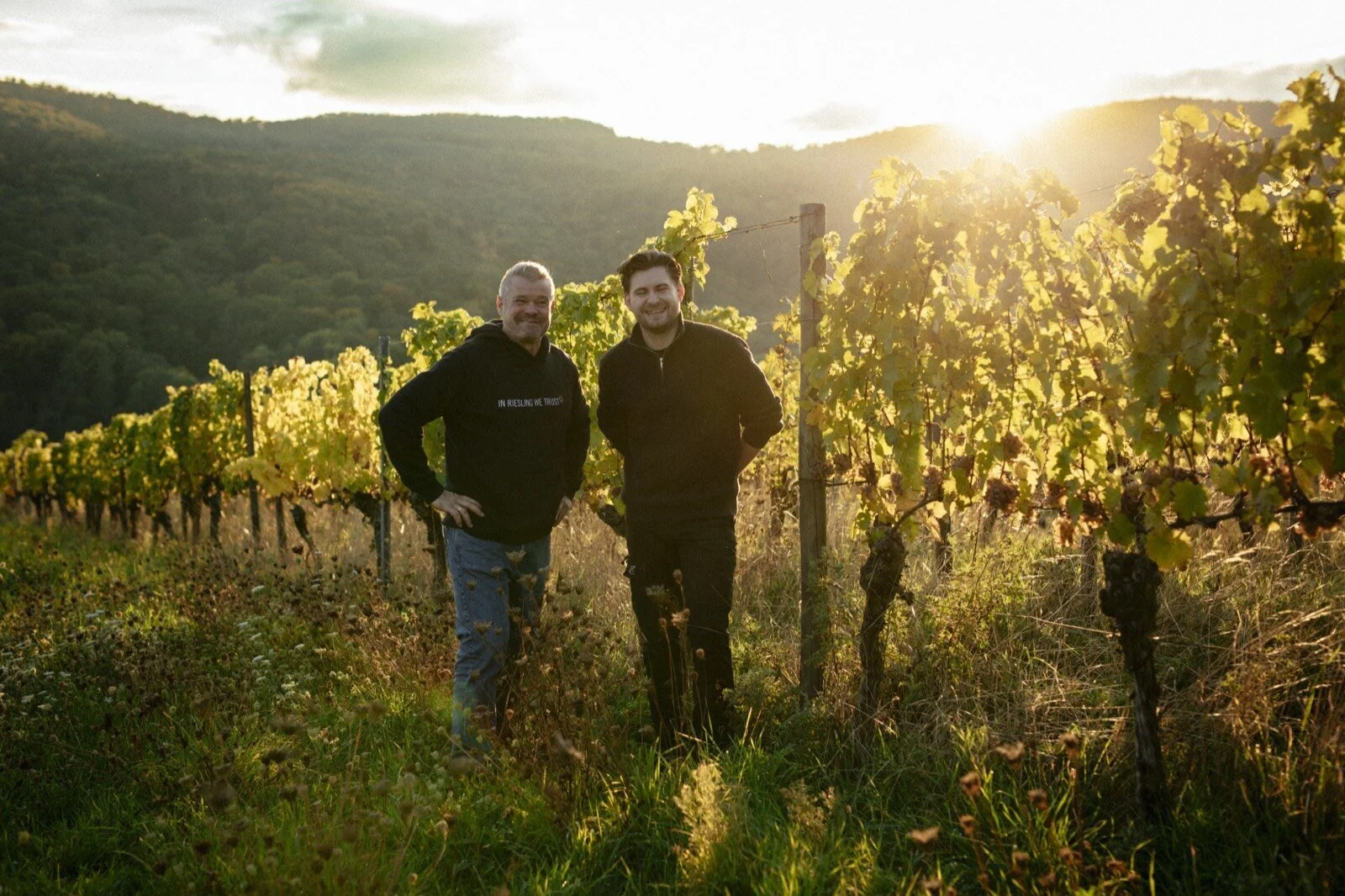Vater und Sohn im Weinberg über Stetten im Abendlicht