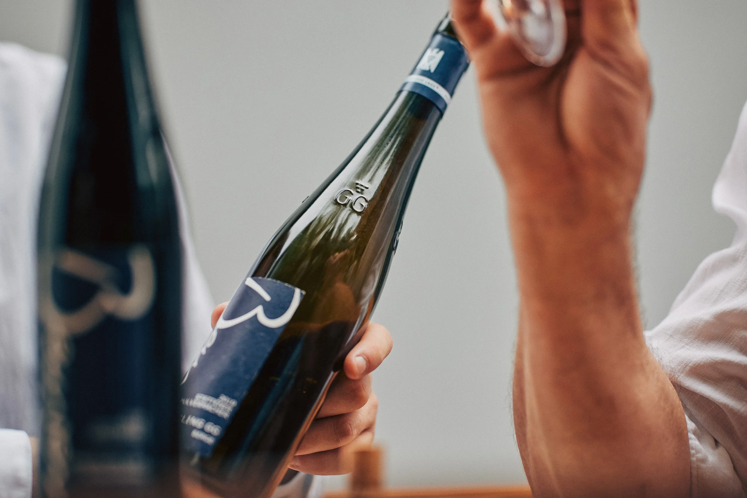 Wein wird bei einer Weinprobe eingeschenkt