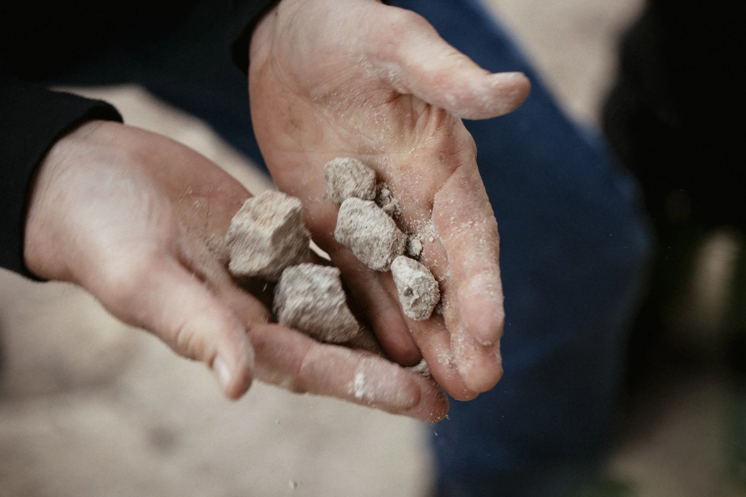 Hand mit Keupergestein aus den Weinbergen um Stetten