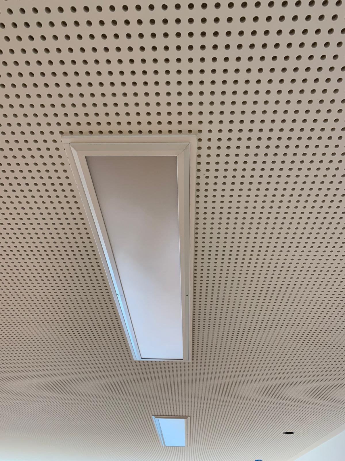 Akustikdecke aus gelochten Gipskartonplatten mit Deckenausschnitt