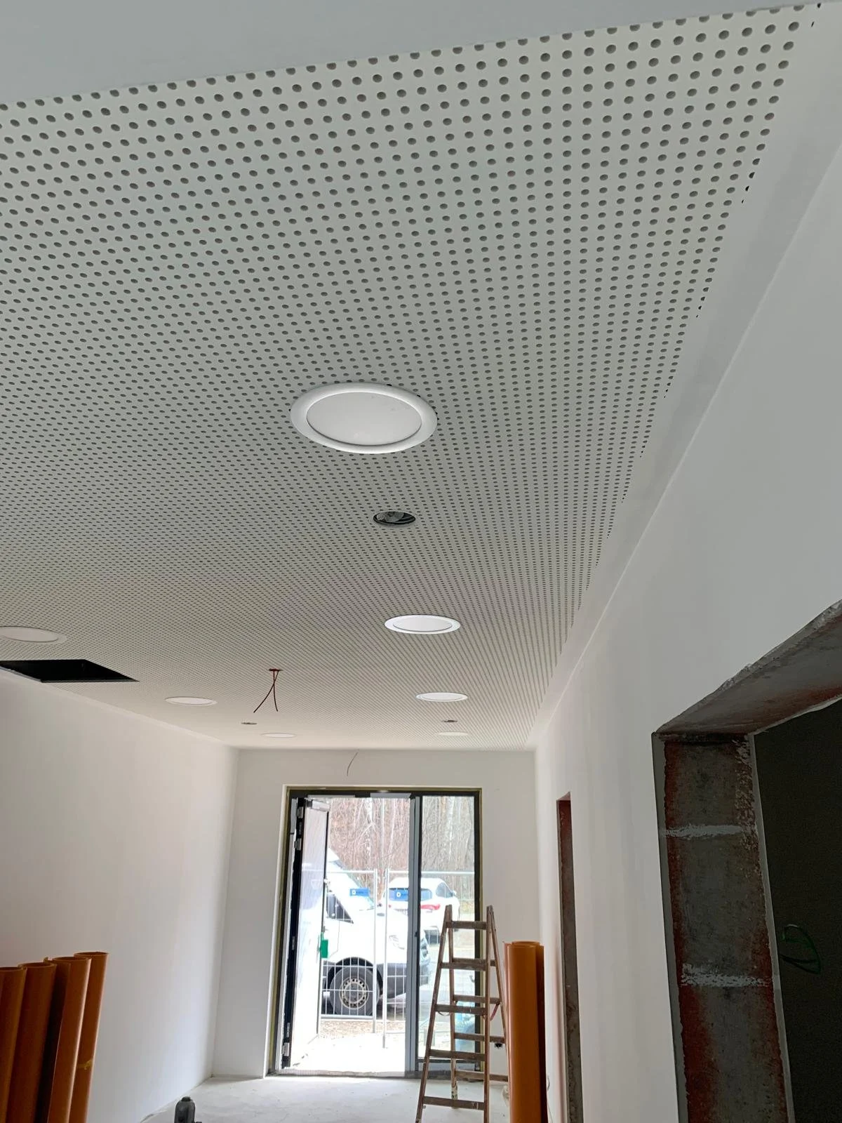 Trockenbaudecke mit Akustiklochung in einem Gewerberaum in Ulm