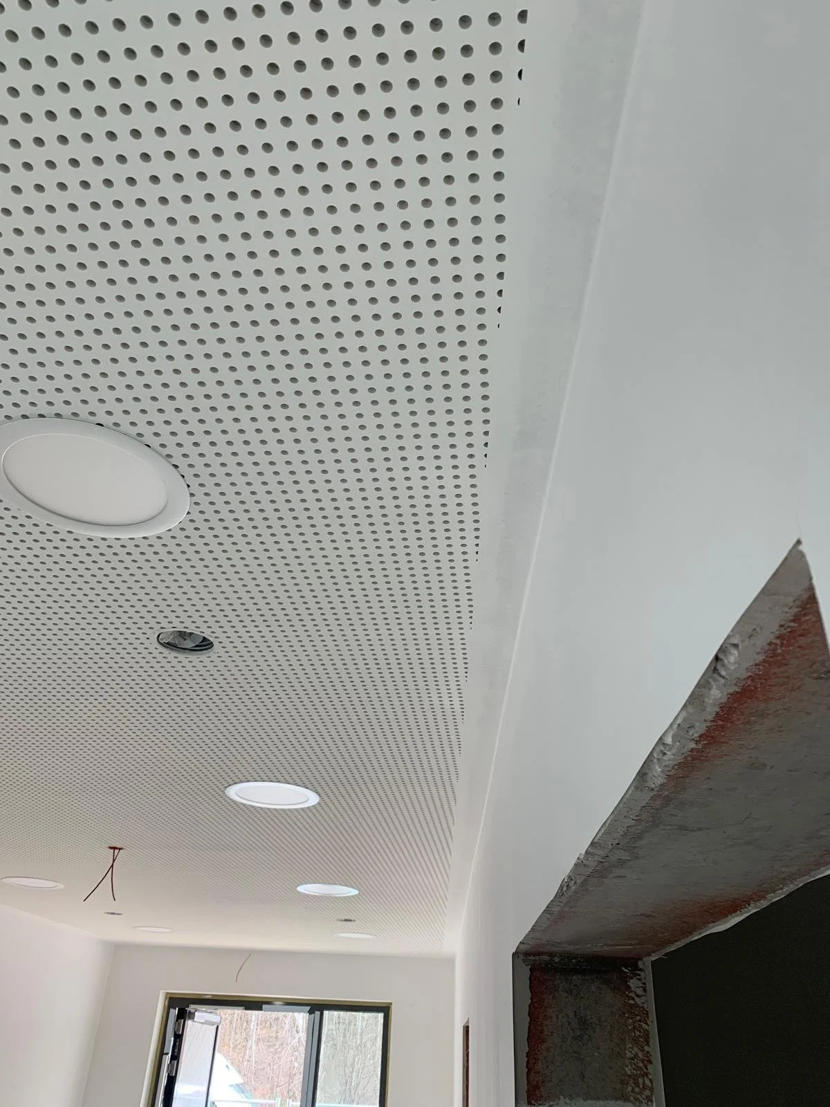 Abgehängte Akustikdecke mit Einbaustrahlern im Gewerbeobjekt