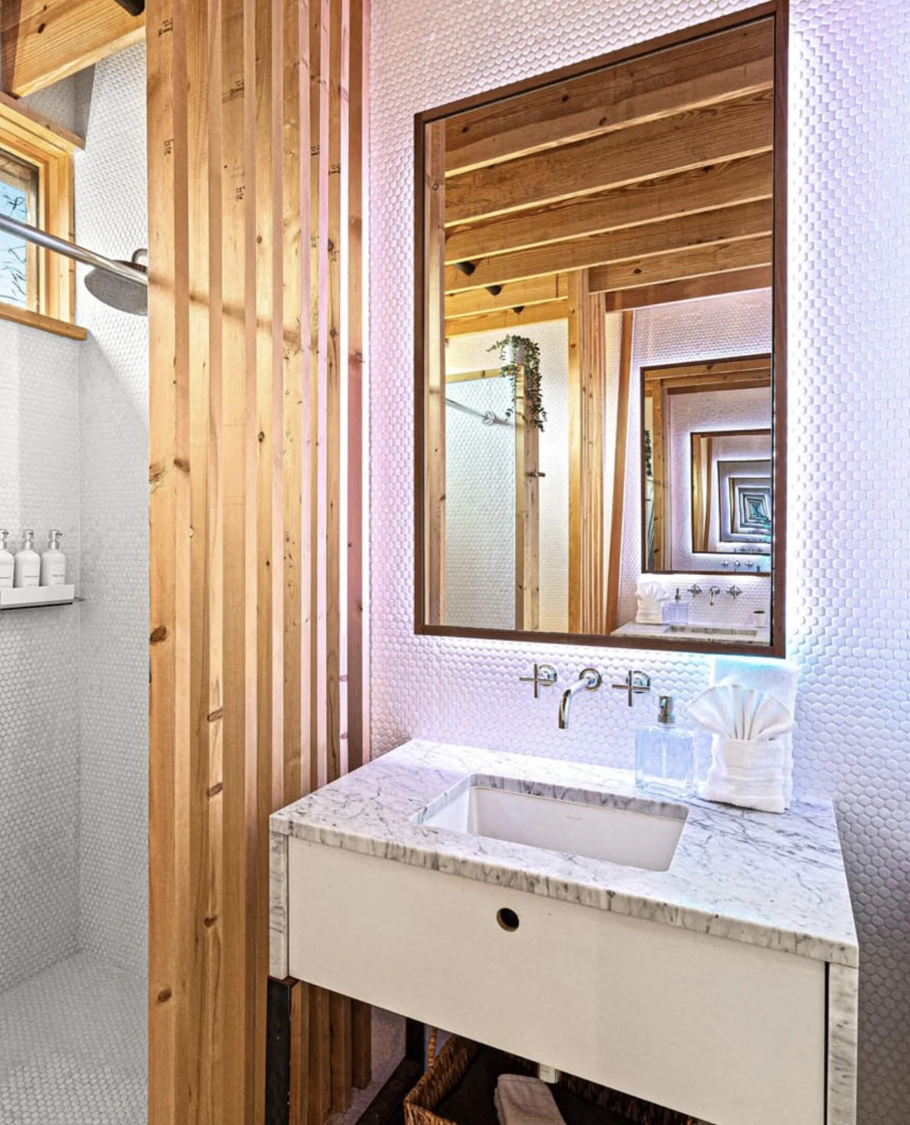 ARK-NORDIKA-LONGHAUS-White-Bathroom-Vanity-Wood-Slat-Wall.jpeg
