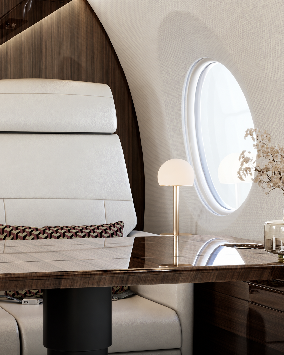 Innenraum eines Flugzeugs mit weißem Sitz, einem runden Fenster, einem Tischlampe und einer Vase mit weißen Blumen