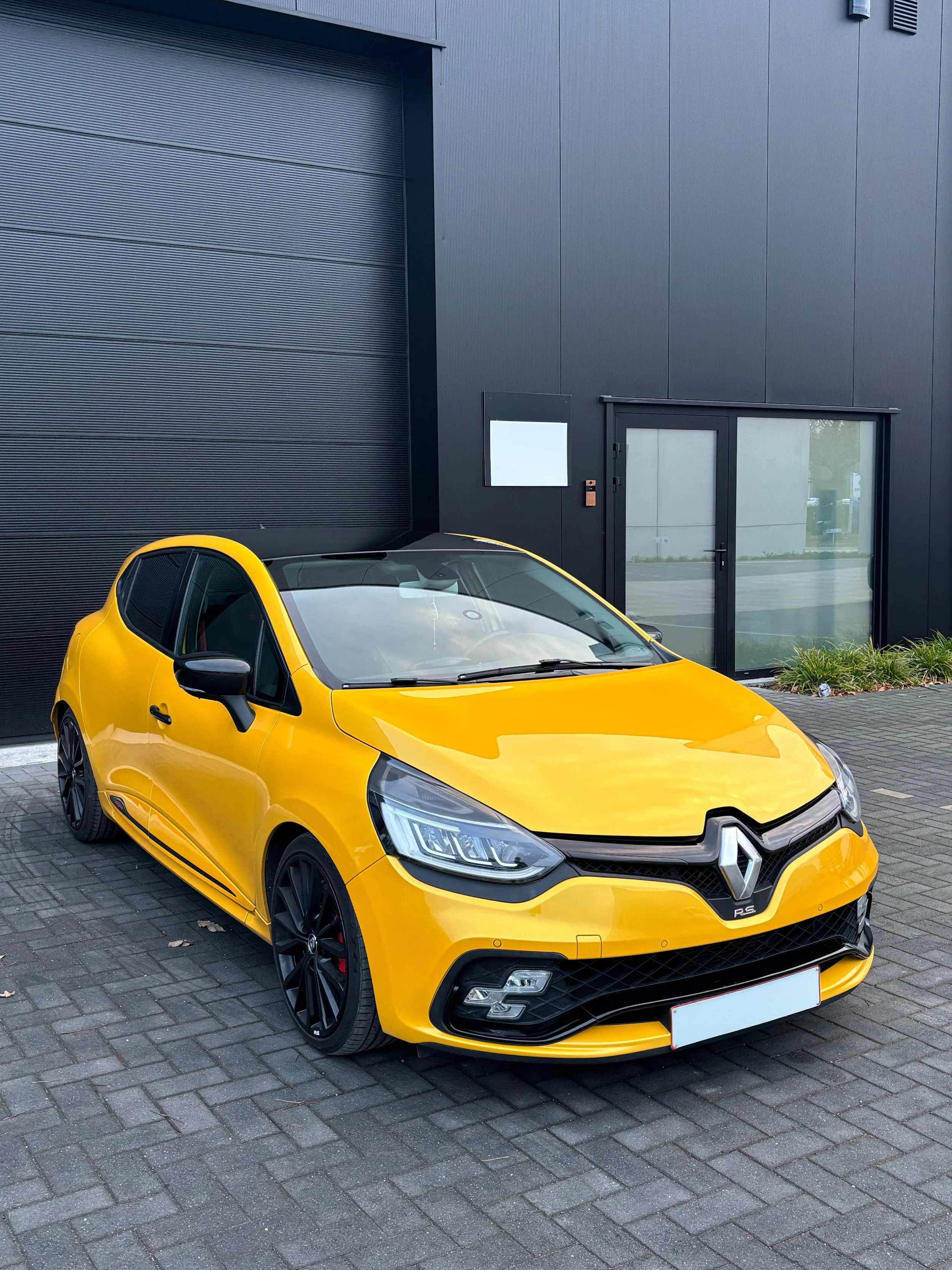 Renault Clio RS met zwarte sierlijsten na een chrome delete