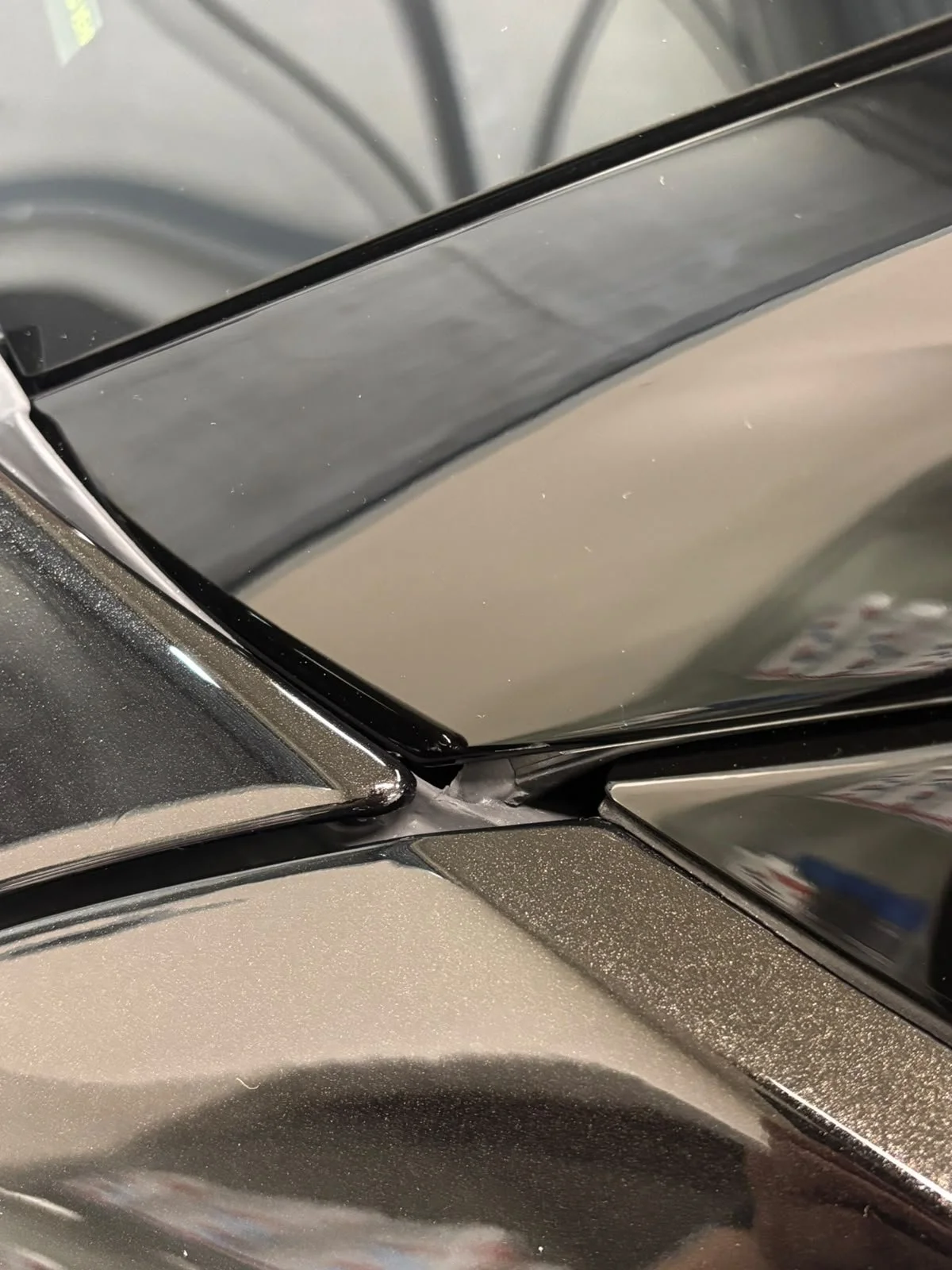 Detail van PPF-folie rond de carrosserierand van een Ferrari