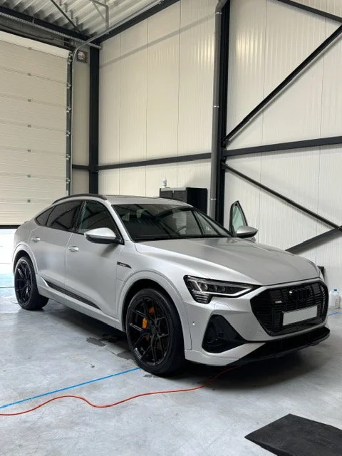 audi Q8 etron gewrapt in het matte satijn zilver kleurwrap