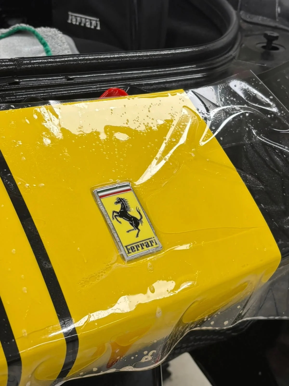 Aanbrengen van transparante PPF op een Ferrari 296 Piloti