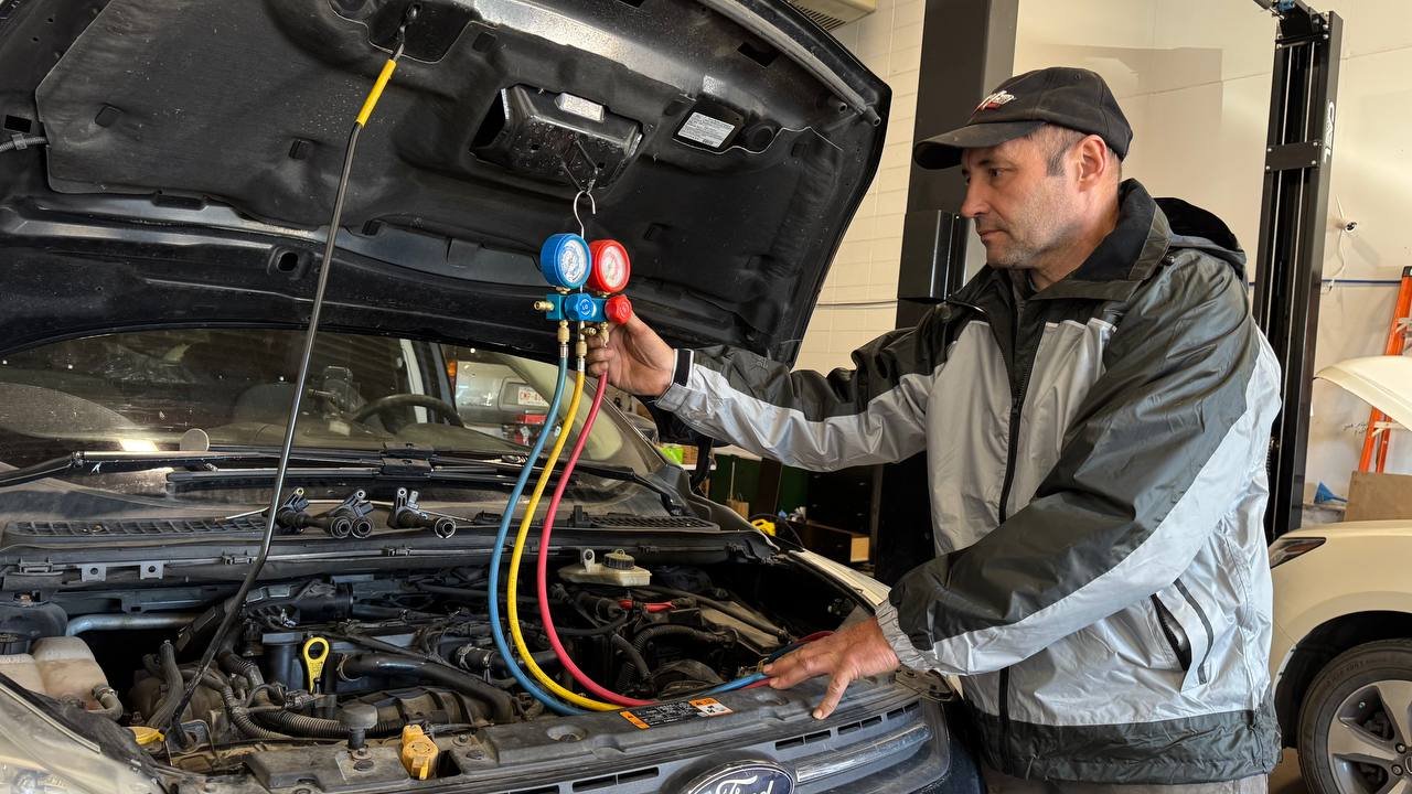 Air conditioning pressure gauges during system testing