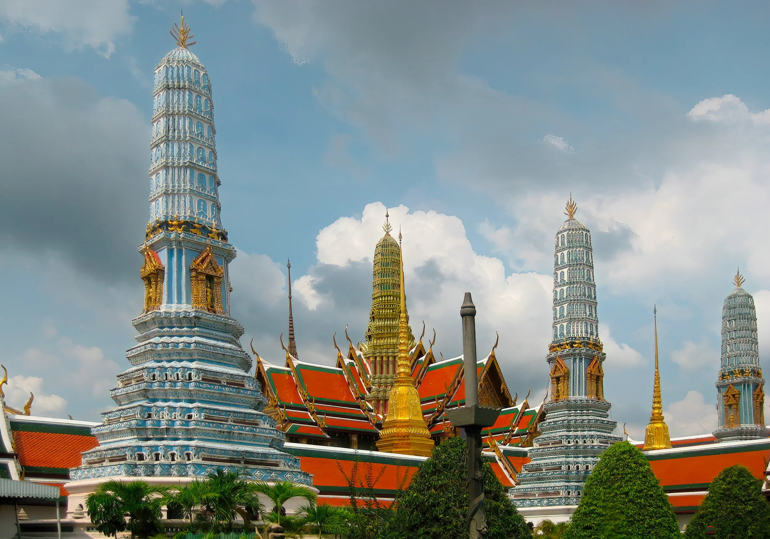 09_92- Thai Temples-Thailand-2012-11-08 12.24 -warpcopy-DeNoiseAI-severe-noise-SharpenAI-Focus copy-2.jpg