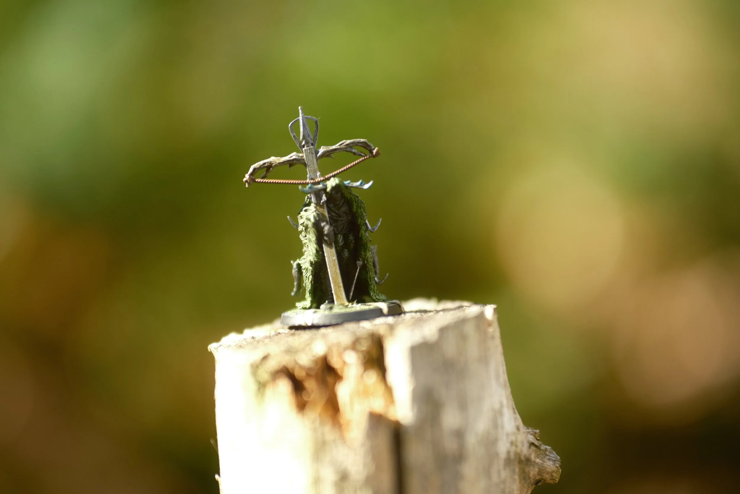 chasseur miniature sur un tronc d'arbre
