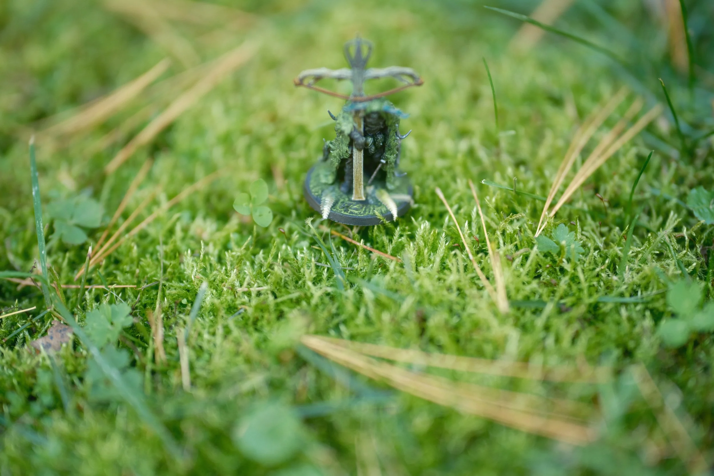 Chasseur miniature camouflé dans l'herbe.