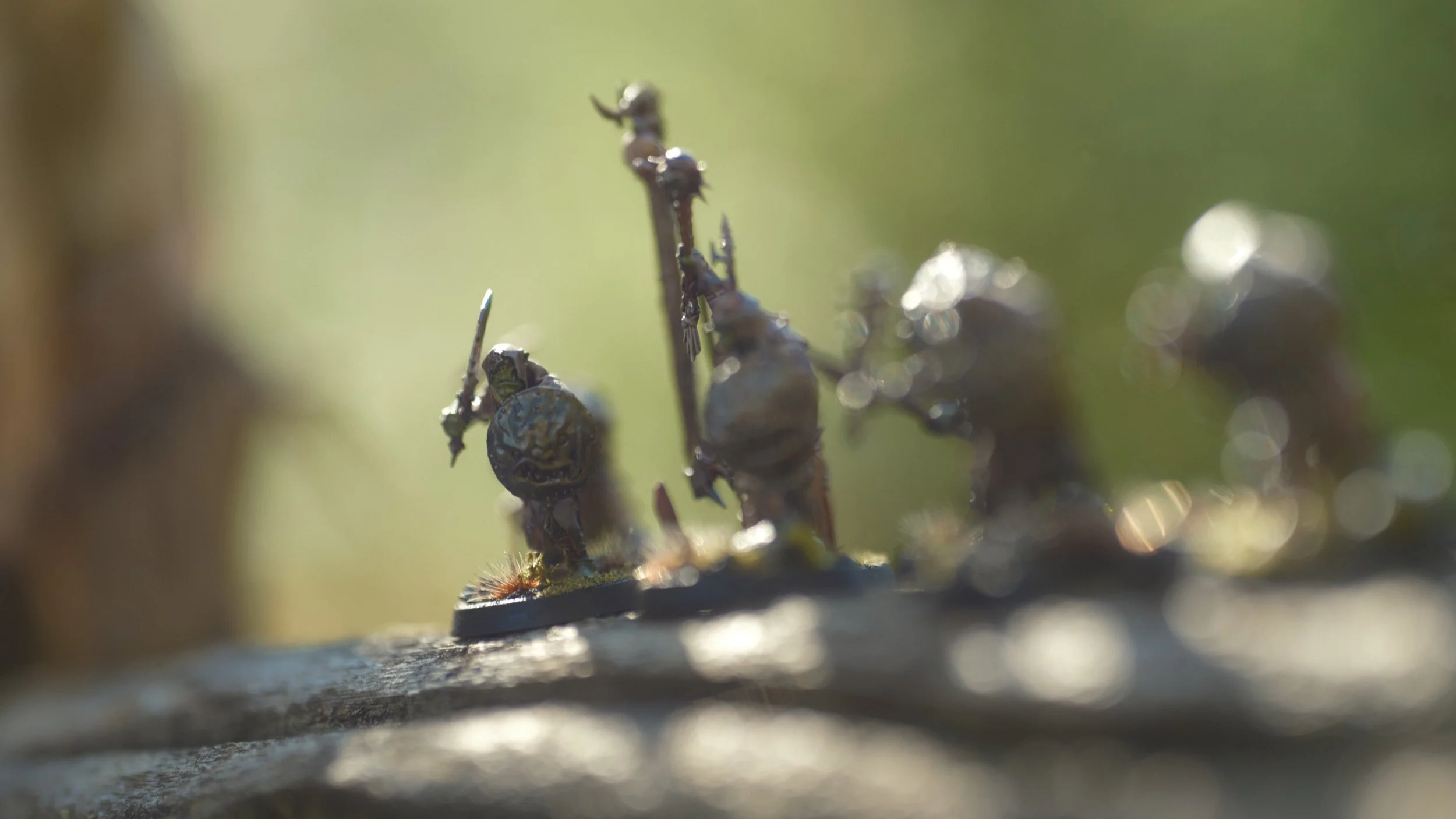 Orks sur une cloture de bois, miniatures peintes à la main.