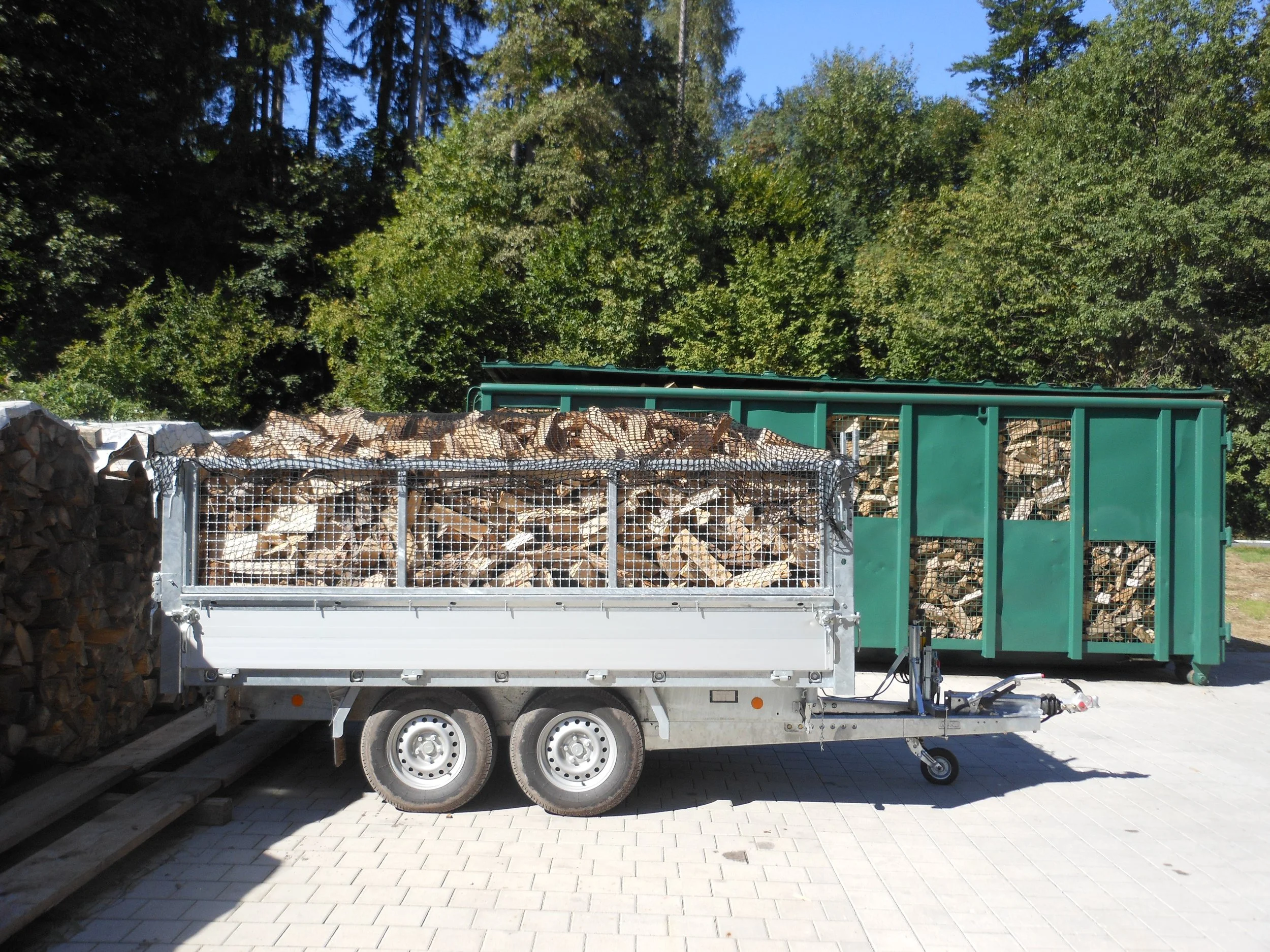 brennholzanhaenger_mit_brennholz_bereit_zum_Ausliefern_in_Baiersbronn_jpg