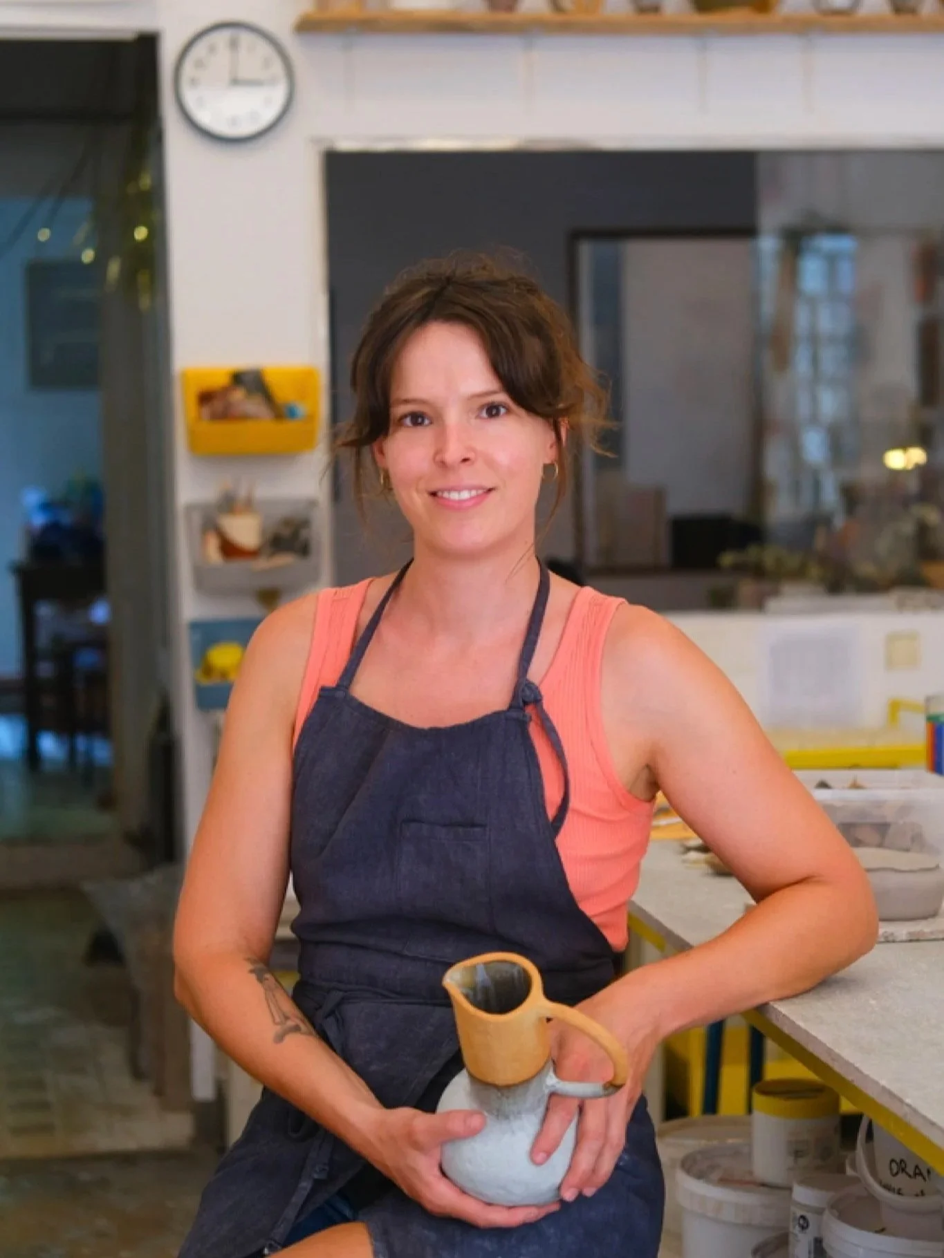 Helene Sergent, céramiste, à l'atelier Algue dans le 1er arrondissement à Marseille.