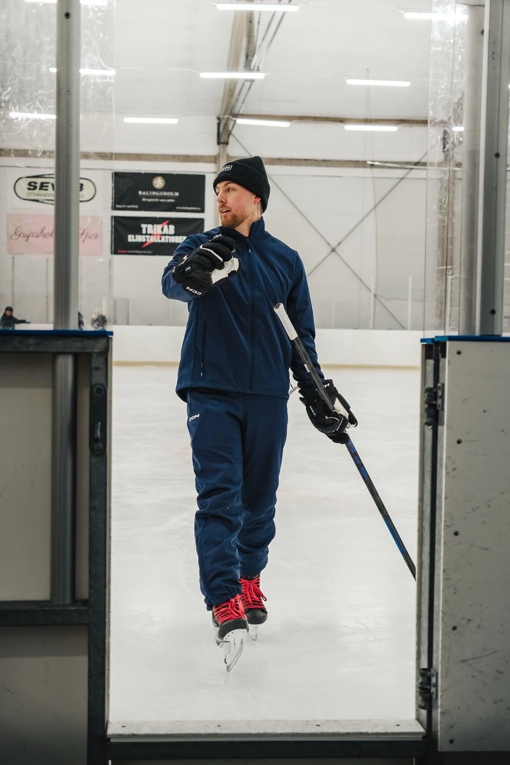 Sport | Man i pikétröja vid en dörr