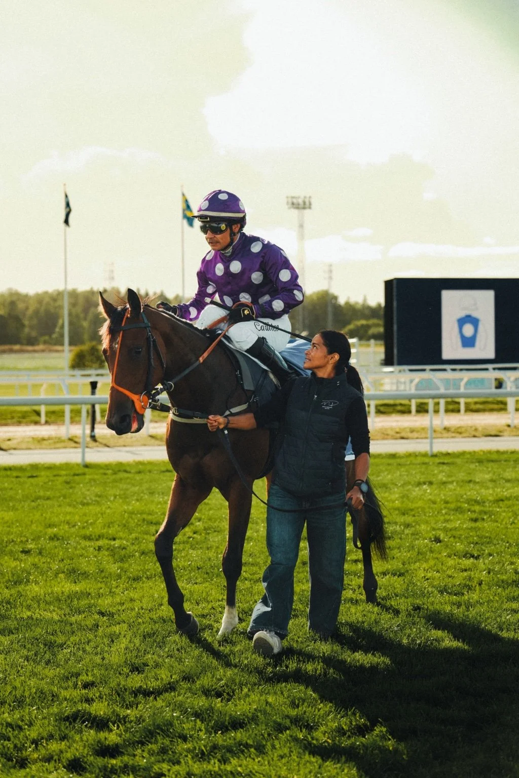 Sport | Jockey och hästskötare tillsammans med en häst