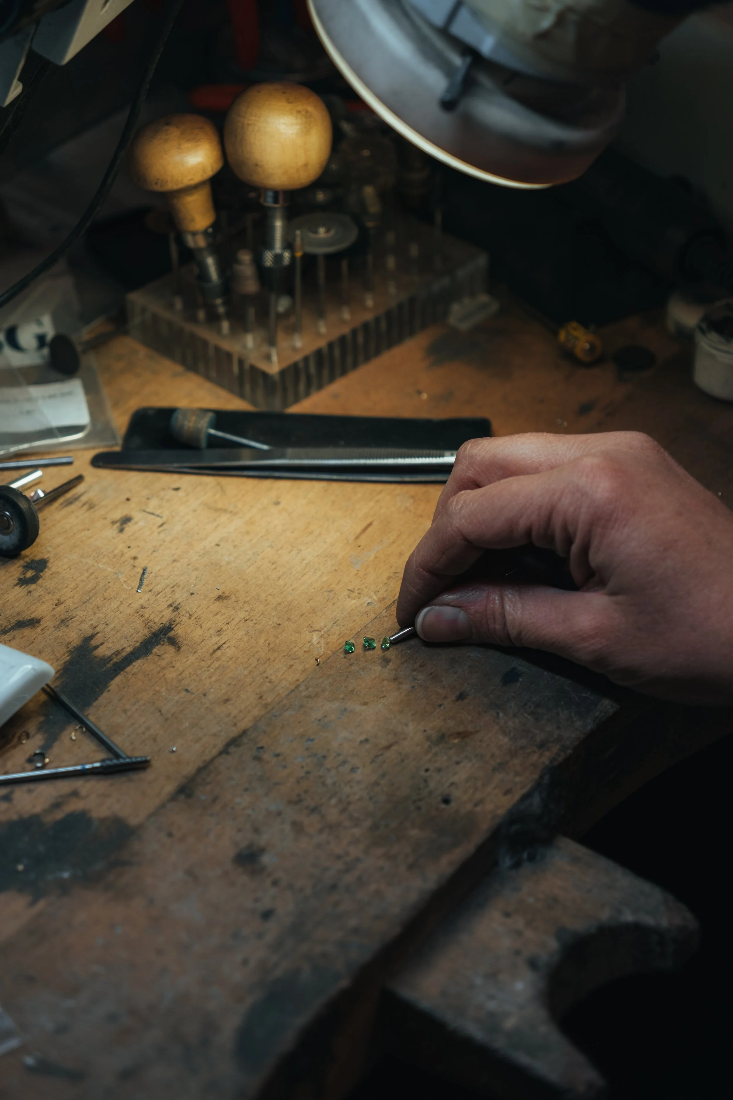 Övrigt | Händer som arbetar med smycken i en verkstad