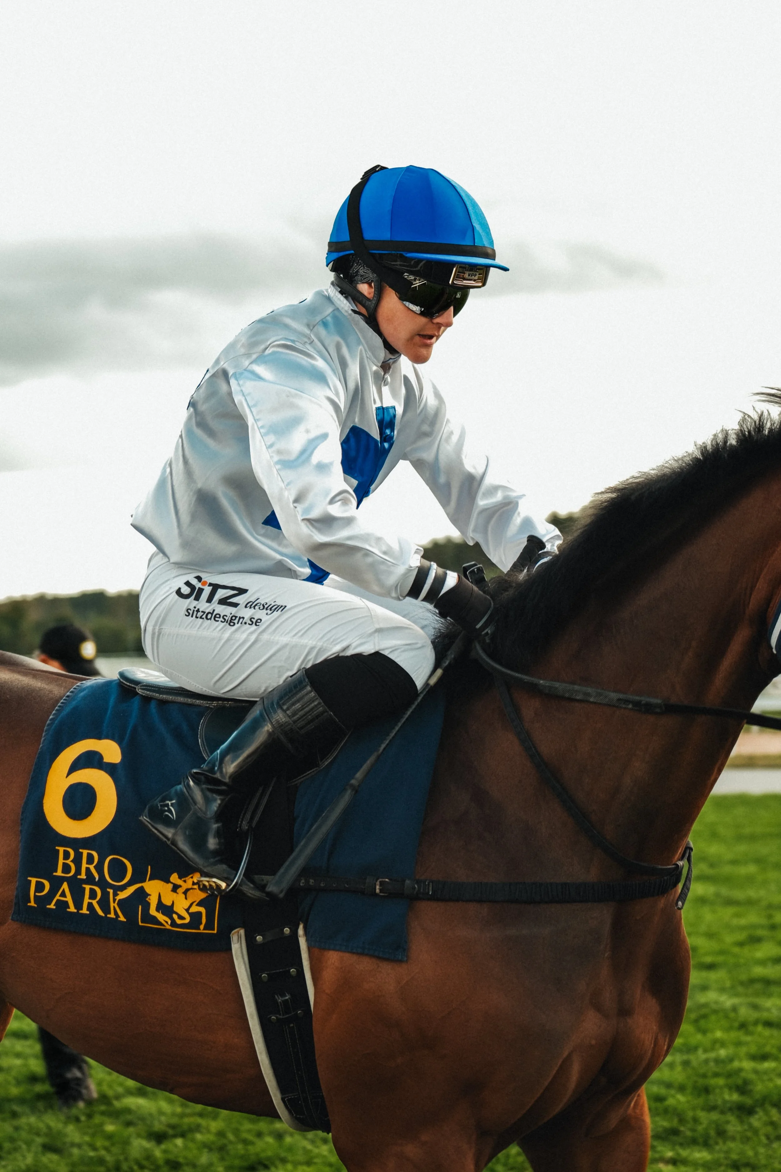 Övrigt | Jockey i vit dräkt och blå hjälm