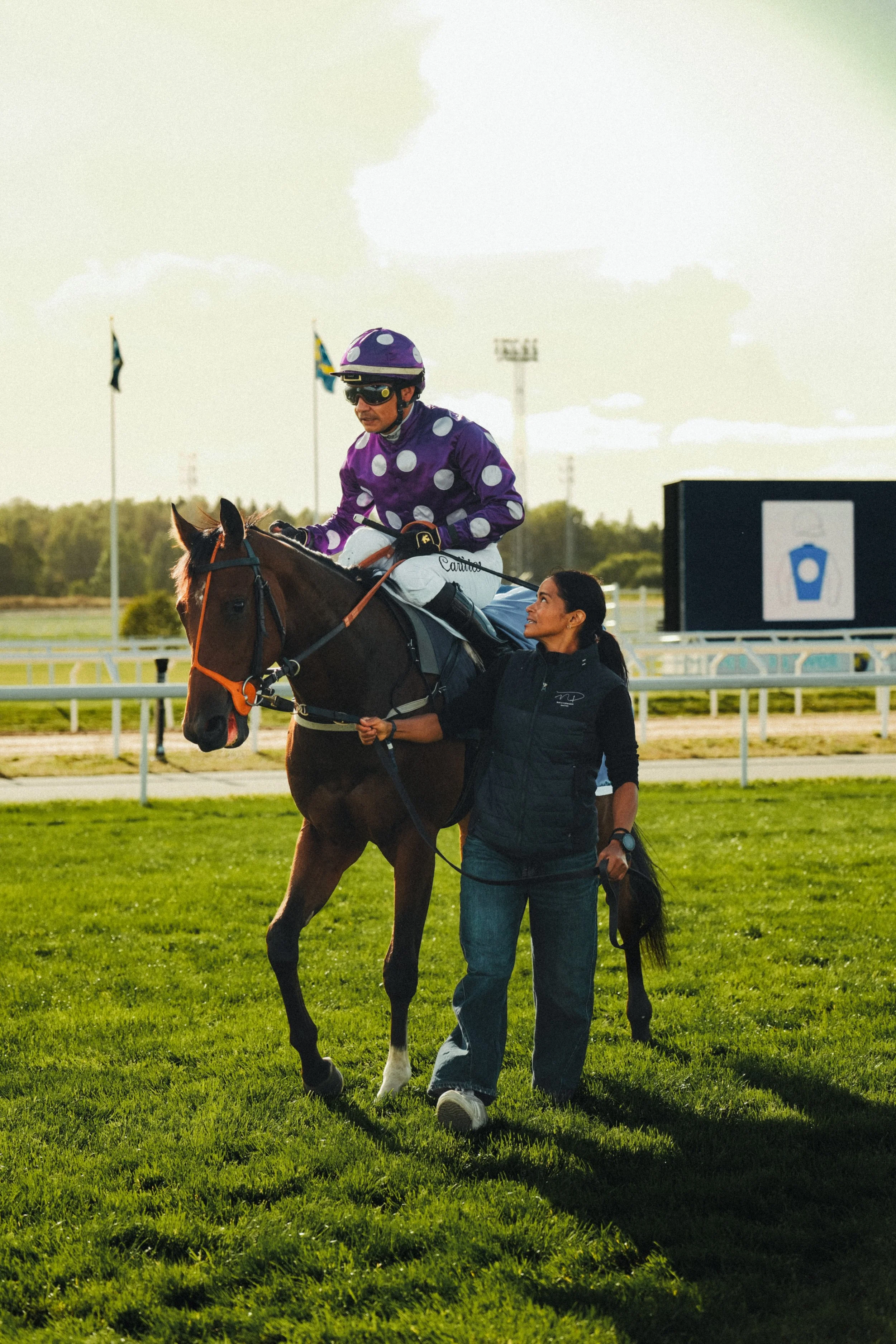 Övrigt | Jockey och häst tillsammans med hästskötare