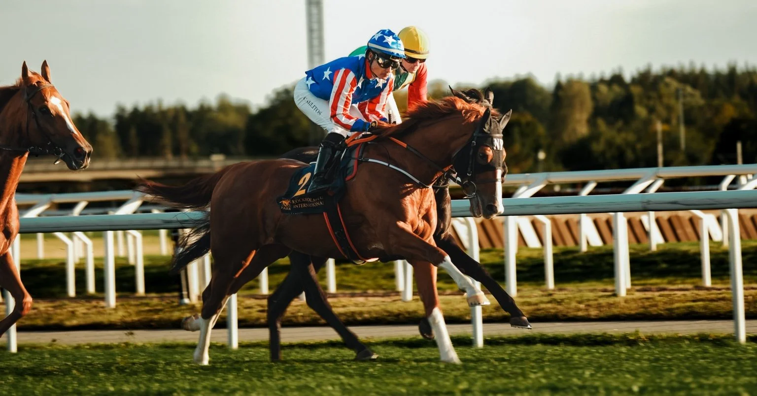 Sport | Jockey med stjärnmönstrad hjälm under lopp