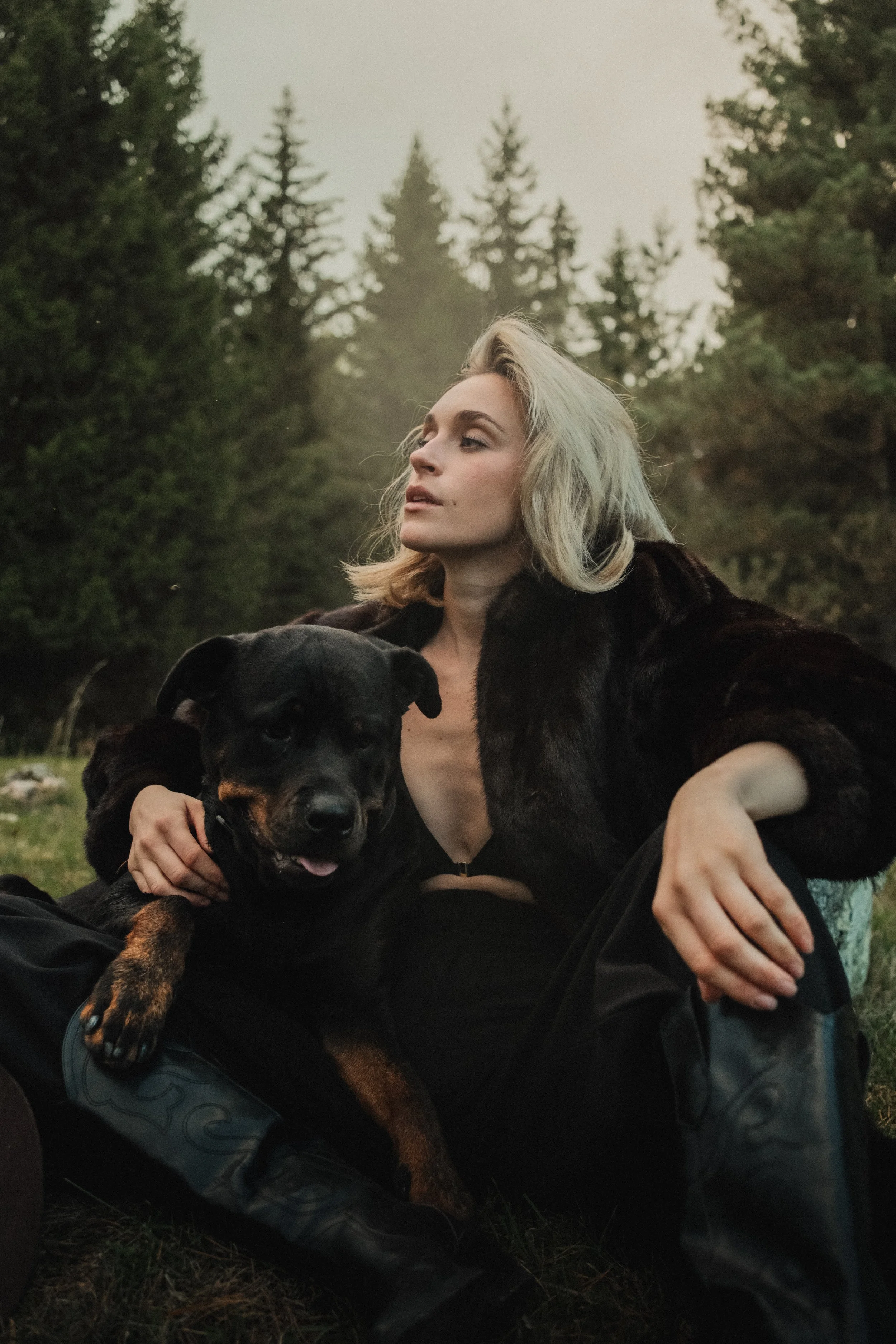 Övrigt | Kvinna tillsammans med en hund