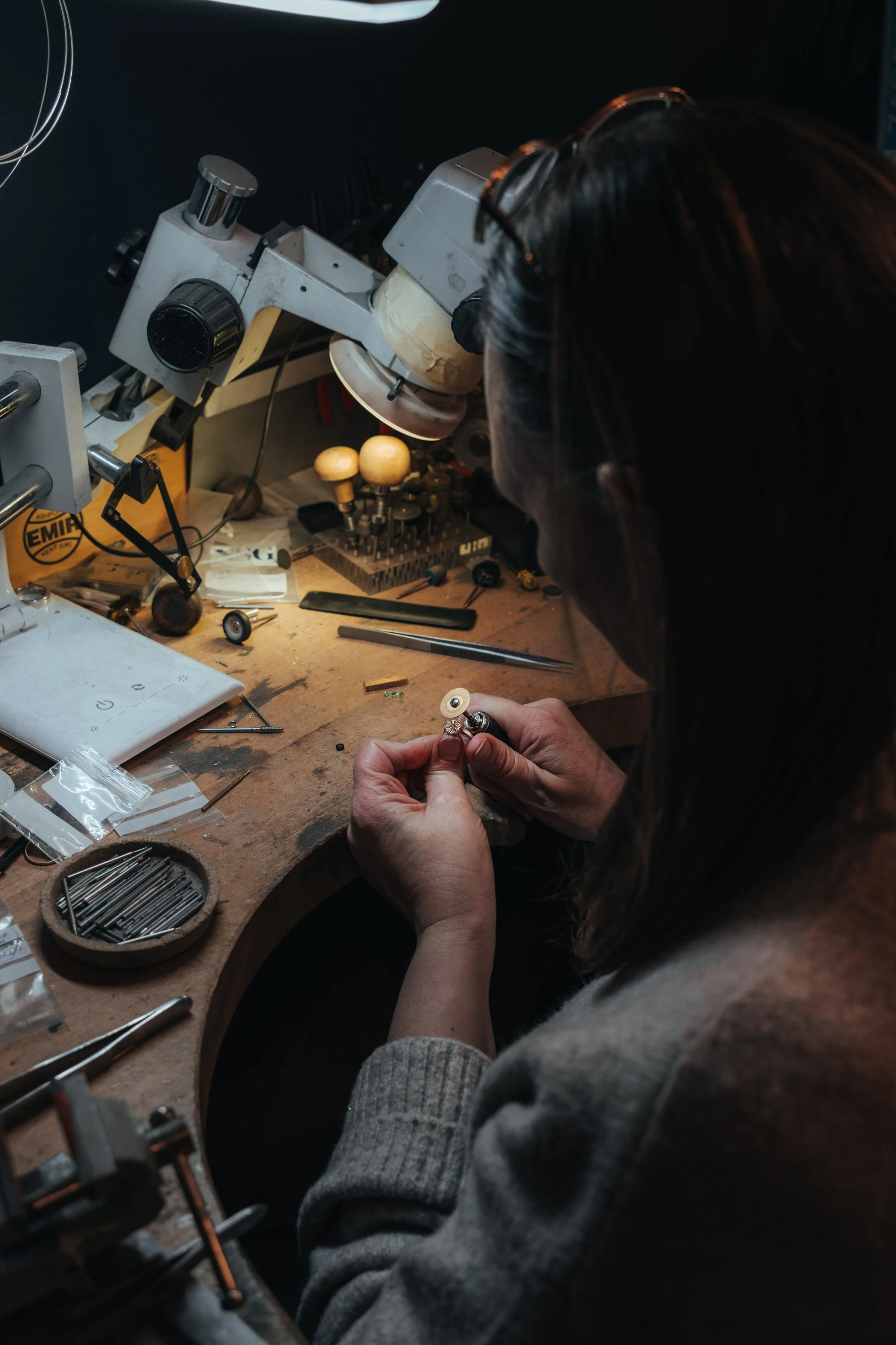 Produkt | Guldsmed som bearbetar en ring
