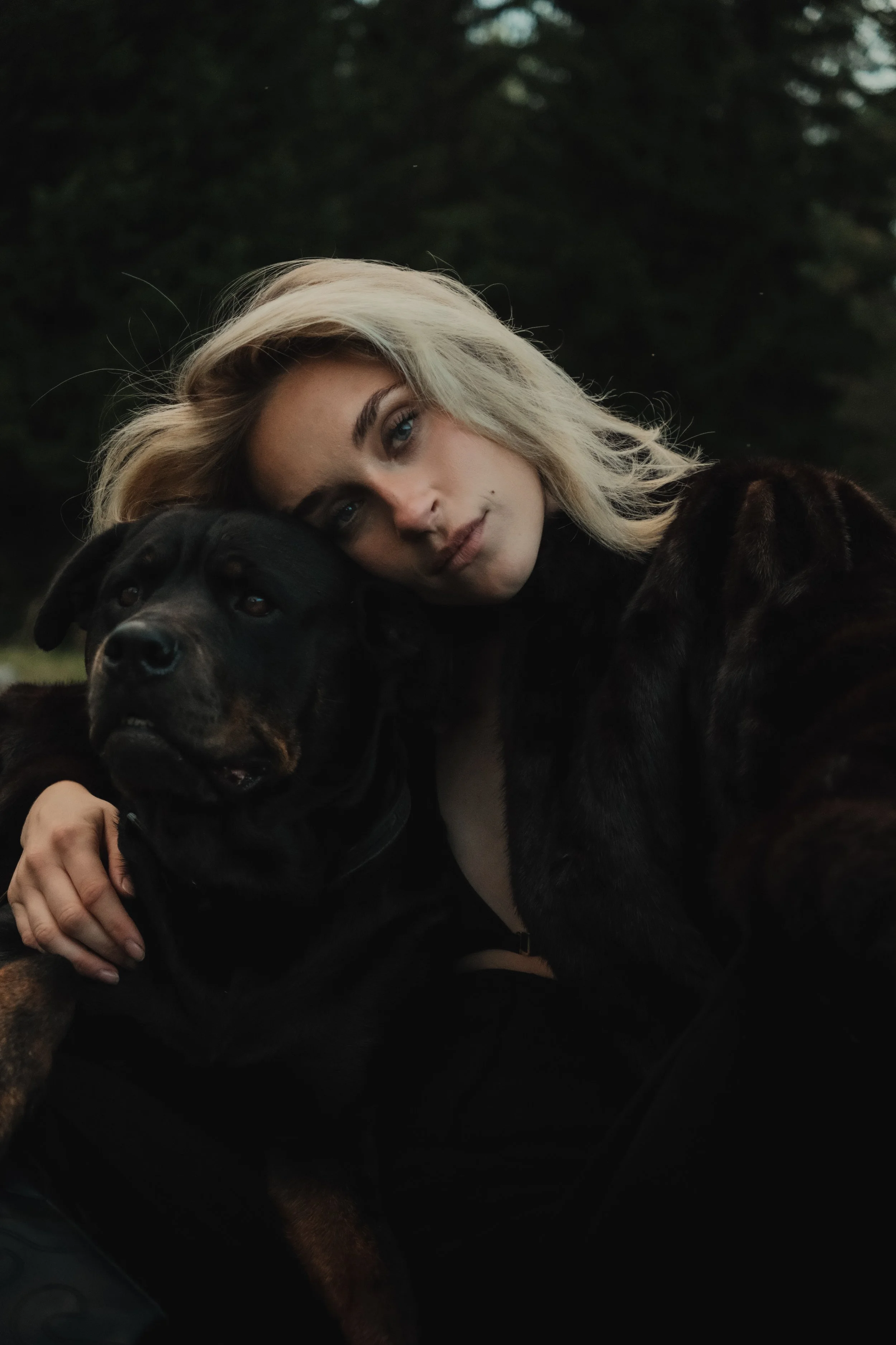 Porträtt | Kvinna som vilar huvudet mot en hund