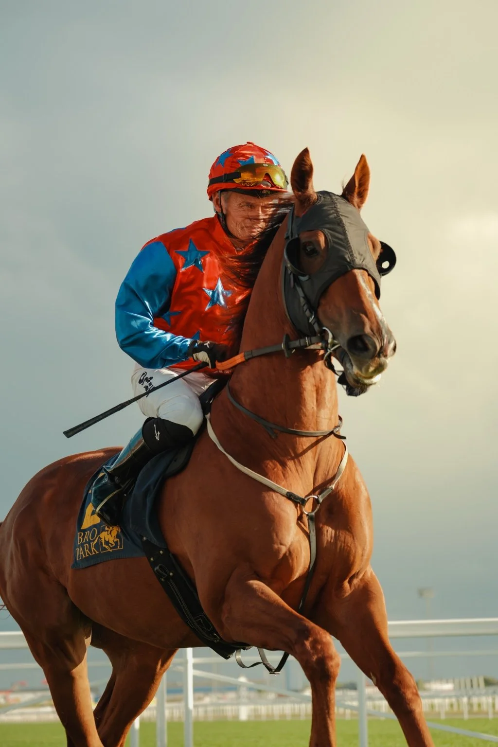 Sport | Jockey i röd hjälm på galopphäst