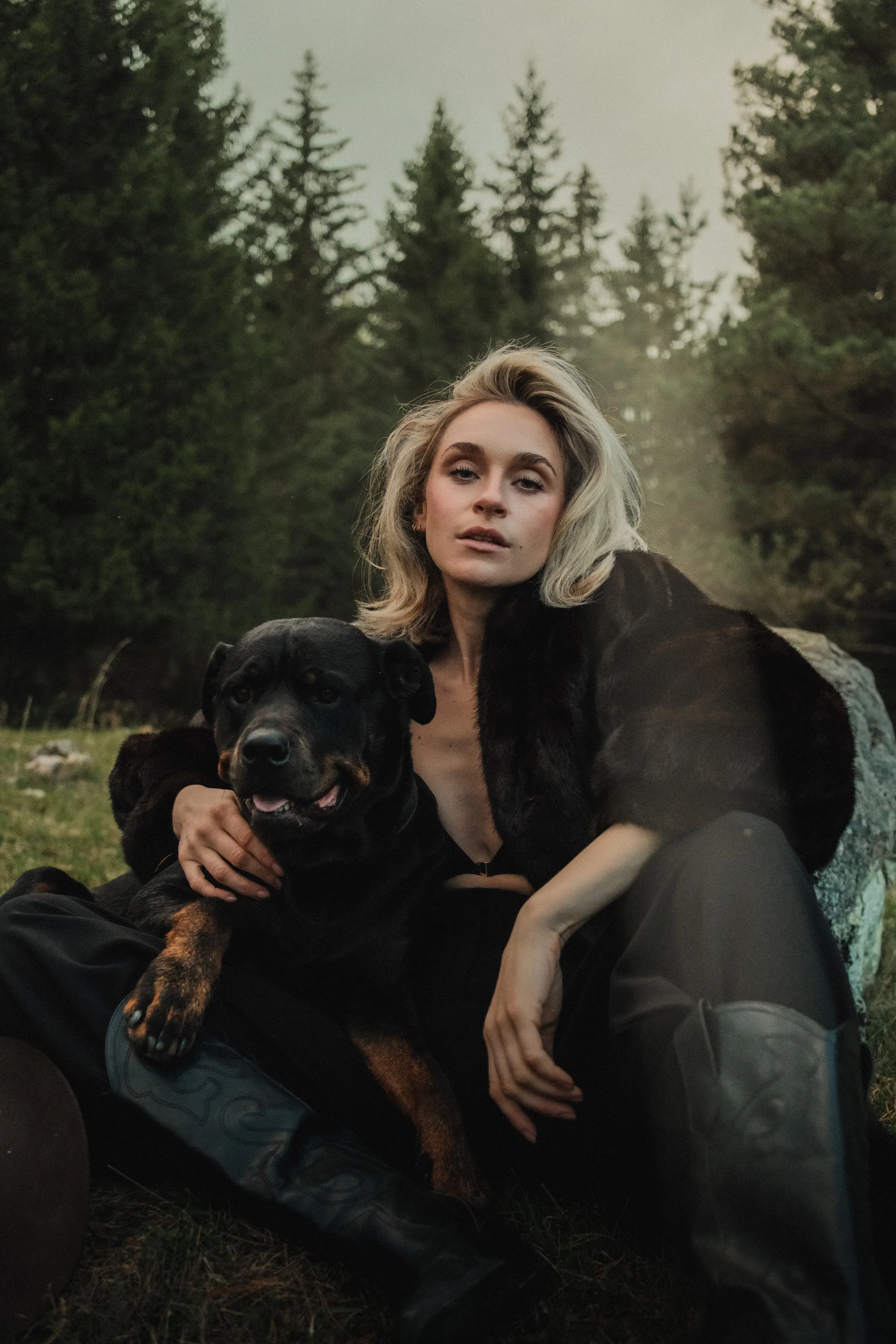 Porträtt | Porträtt av en kvinna och en hund framifrån