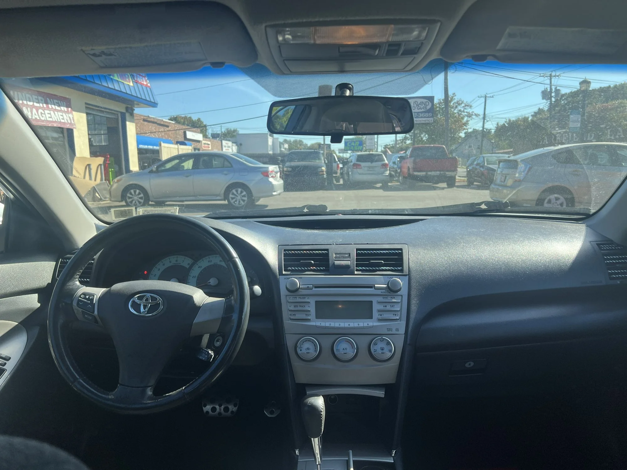 2010-toyota-camry-se-east-northport-05.jpg