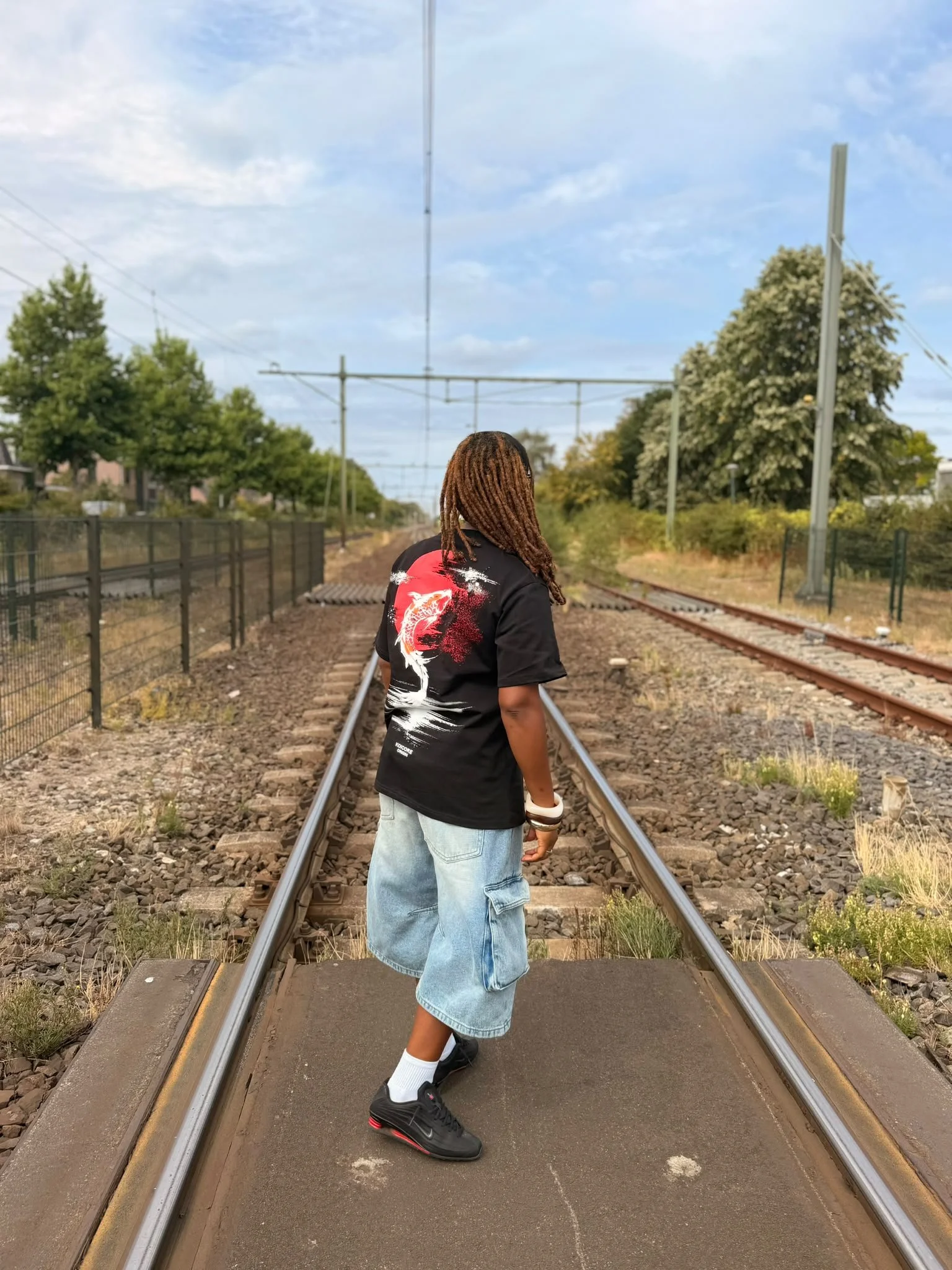 Model draagt KOICORE sportkleding tijdens een lifestyle fotoshoot