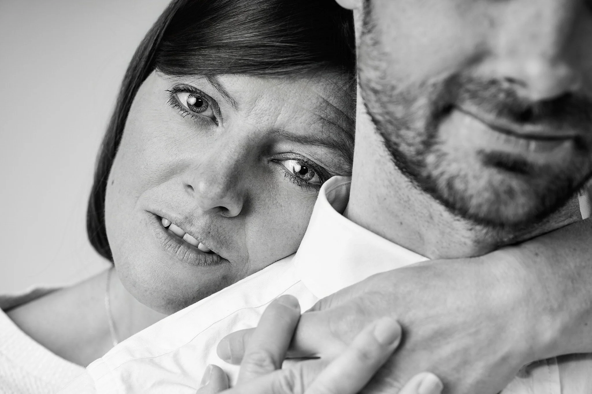 An intimate black and white couples portrait capturing genuine love, emotion and connection. Discover timeless studio couples photography by Lucas Gudaniec Photography, serving Annecy and Geneva.