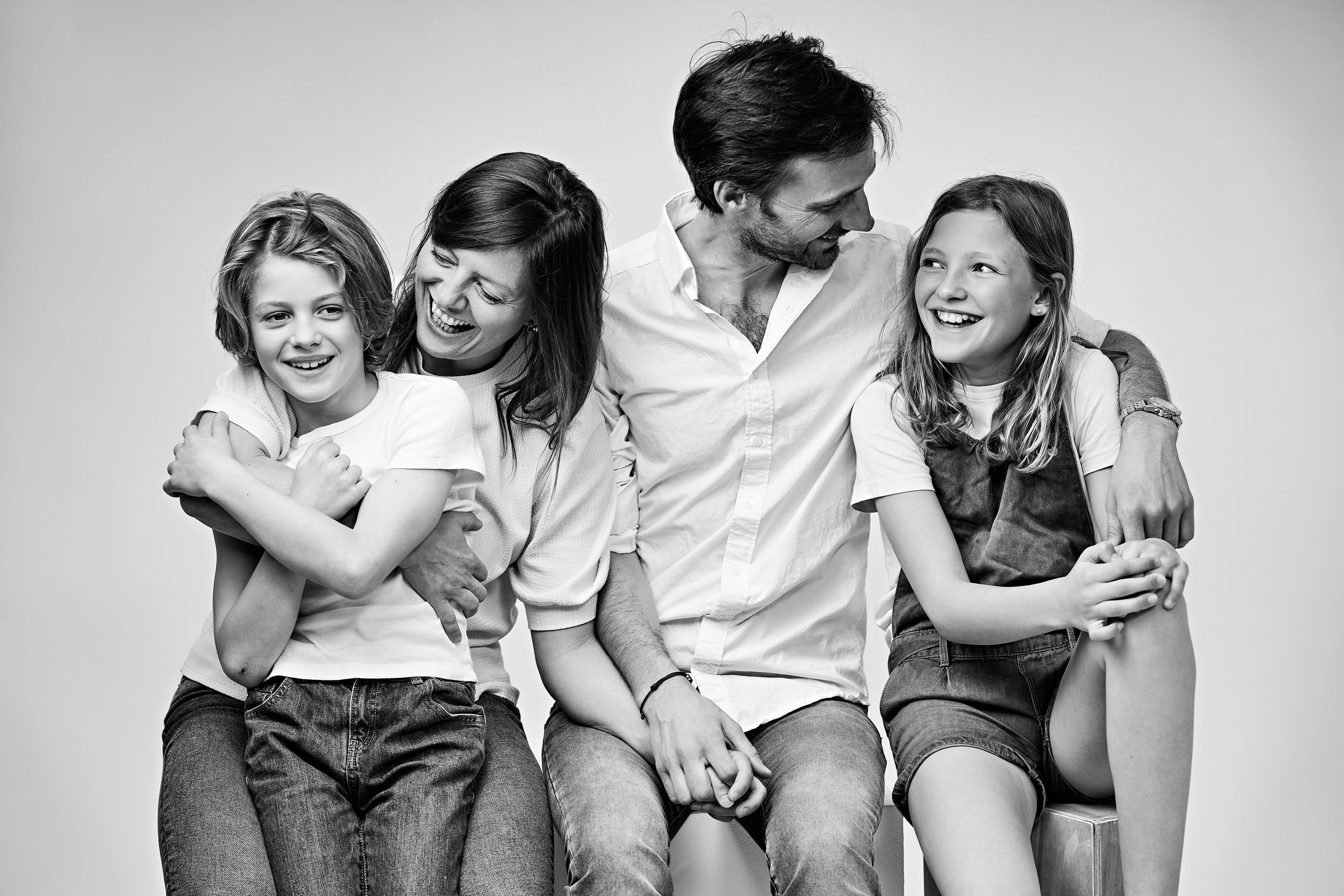 black-white-family-portrait-photographer-annecy.jpg.jpg