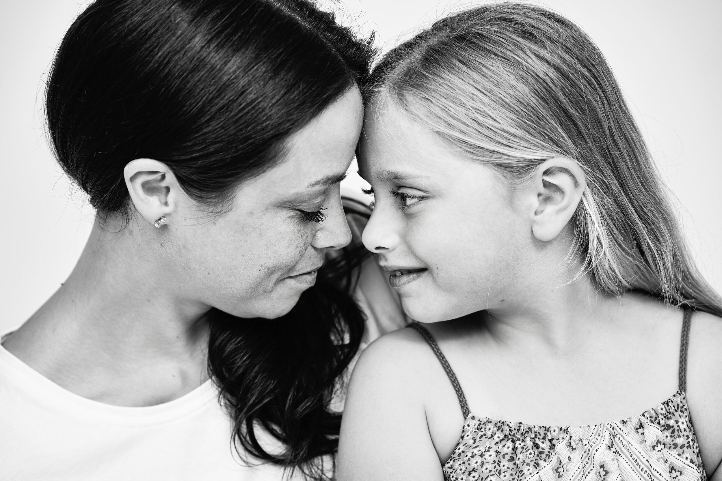 mother-daughter-studio-portrait-photographer-annecy-lucas-gudaniec.jpg.jpg