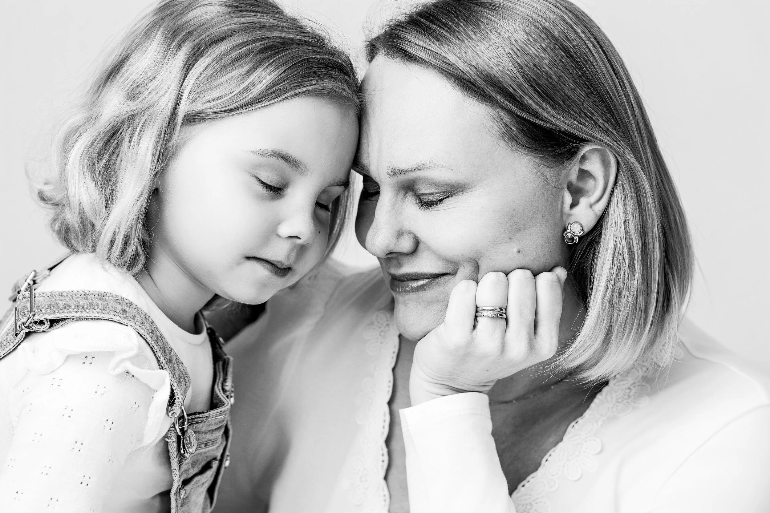 A timeless black and white mother and daughter portrait capturing love, tenderness and genuine connection. Beautifully photographed by Lucas Gudaniec Photography, specialising in fine art family portraits in Annecy and Geneva.