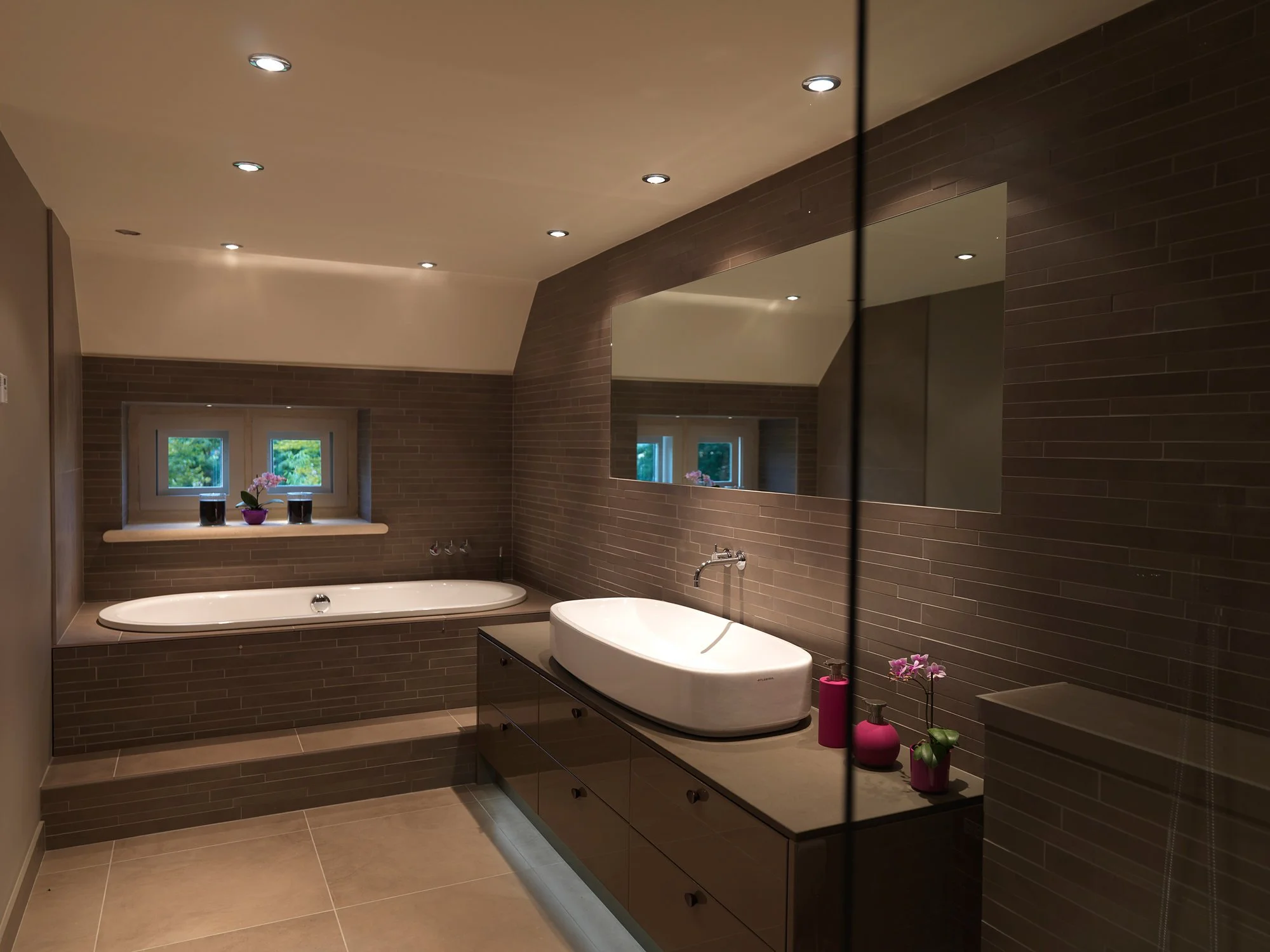barnsley-hill-farm-en-suite-bathroom-tiled.jpg