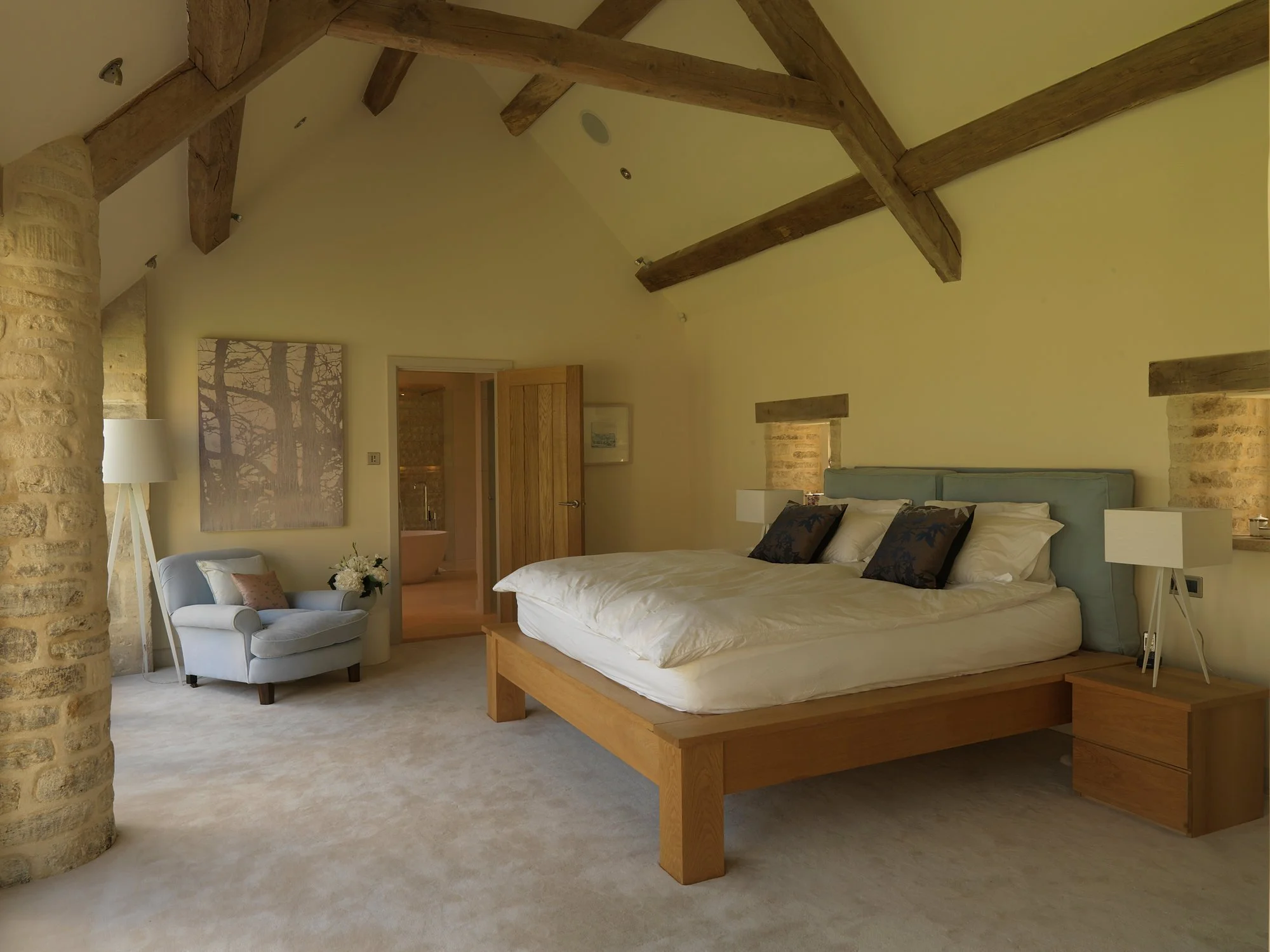 barnsley-hill-farm-master-bedroom-oak-trusses.jpg