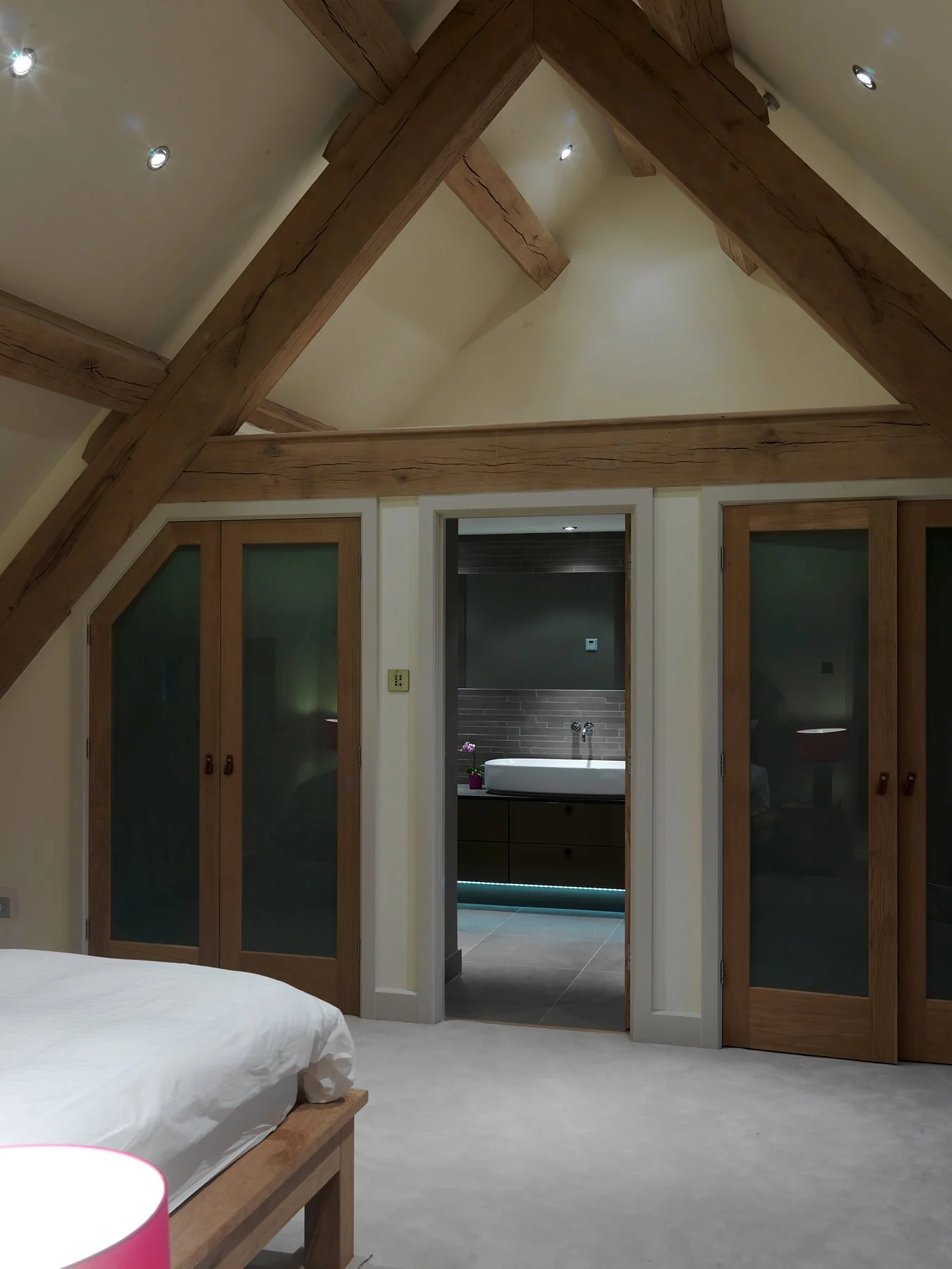 barnsley-hill-farm-bedroom-vaulted-oak-frame.jpg