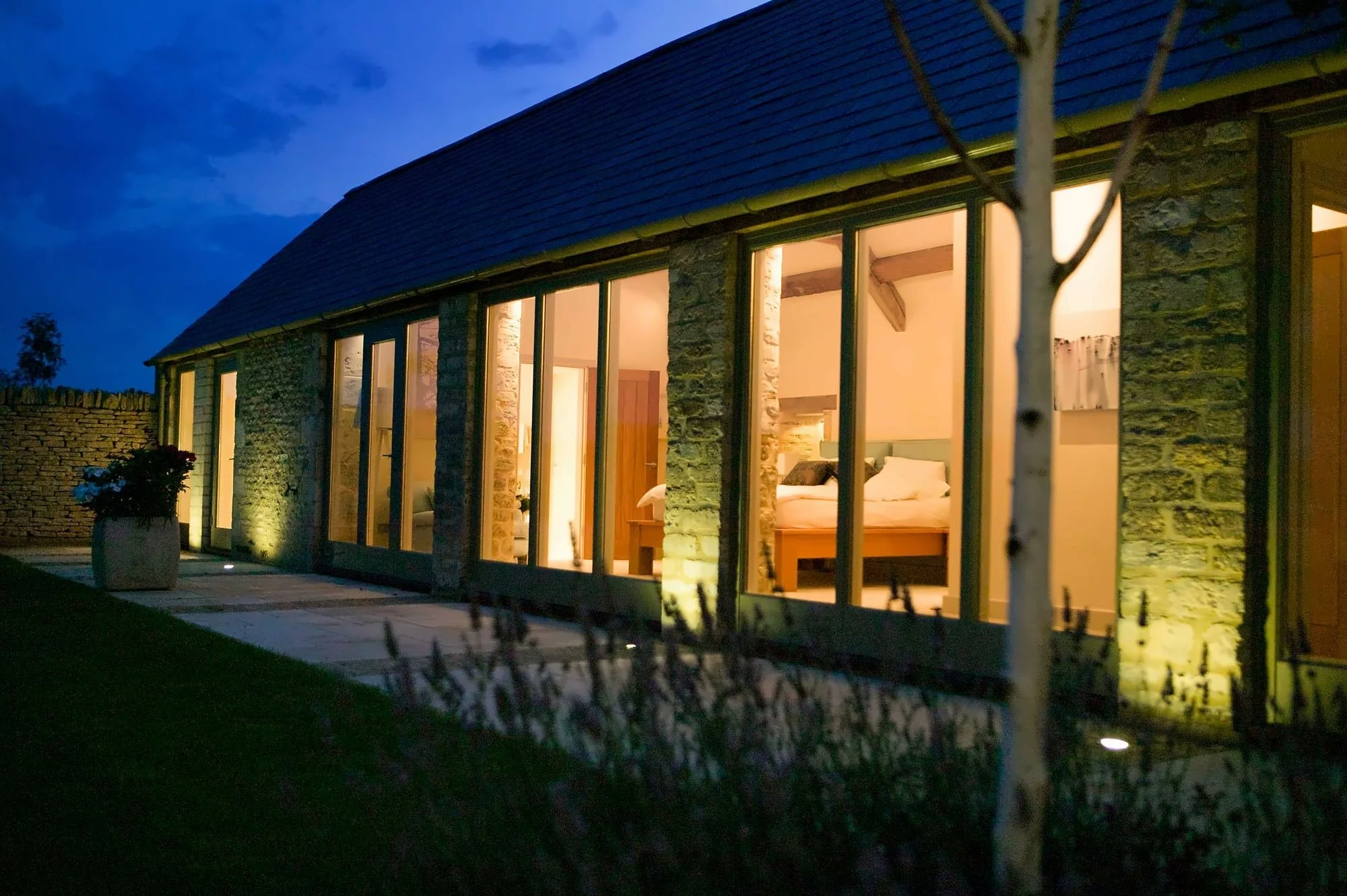 barnsley-hill-farm-bedroom-wing-glazing-at-night.jpg