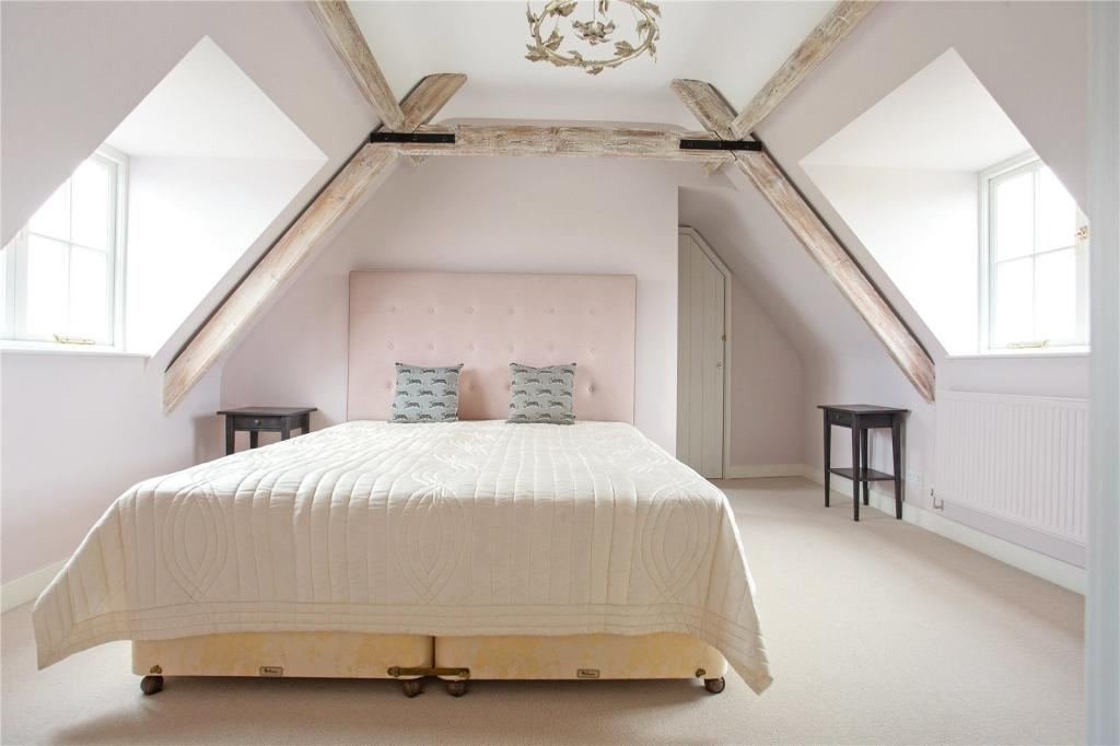 lowerfield-farm-bedroom-exposed-roof-timbers.jpg