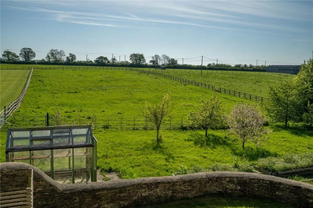 lowerfield-farm-countryside-views-over-paddocks.jpg