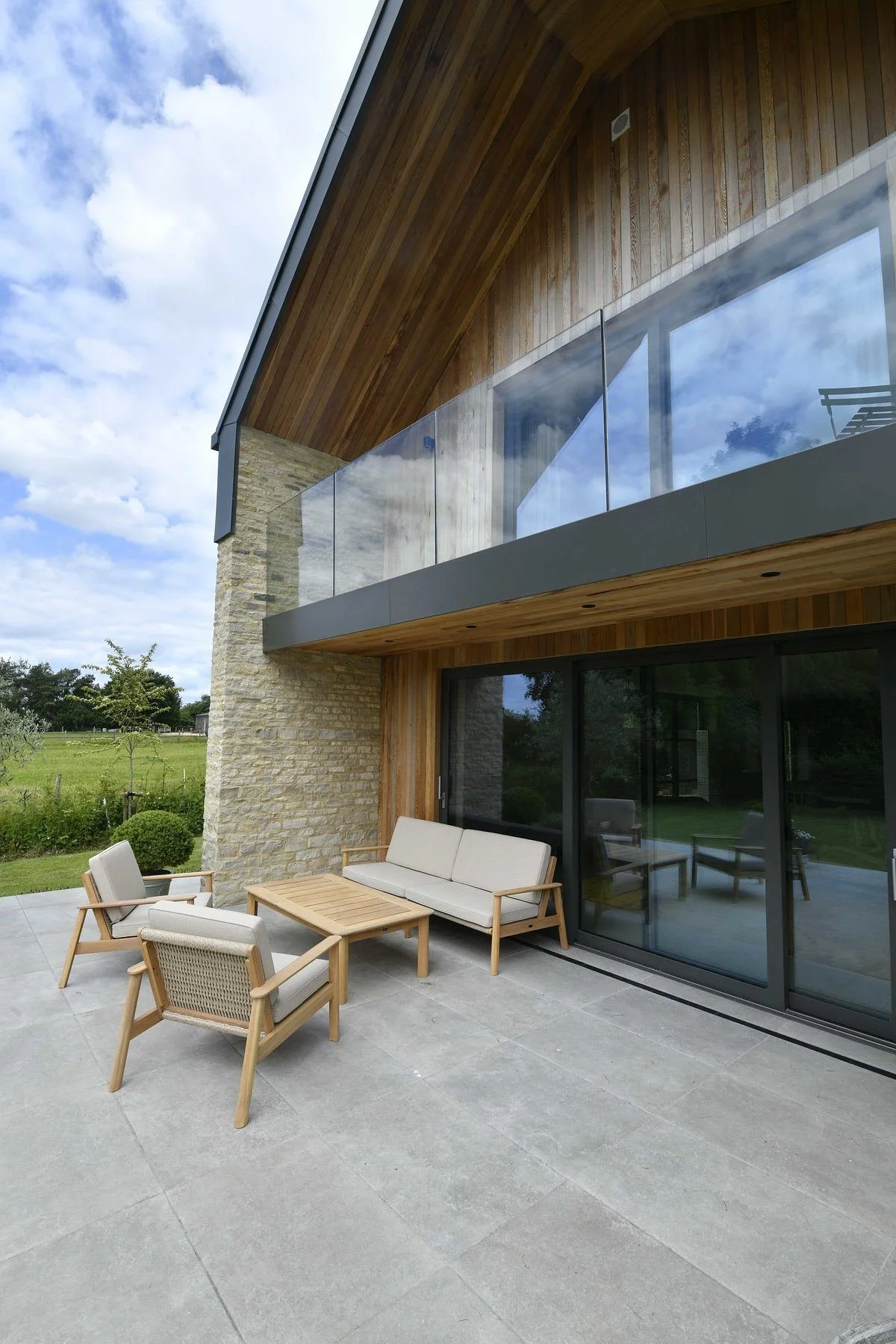 back-barn-cantilevered-balcony-glass-balustrade.jpg
