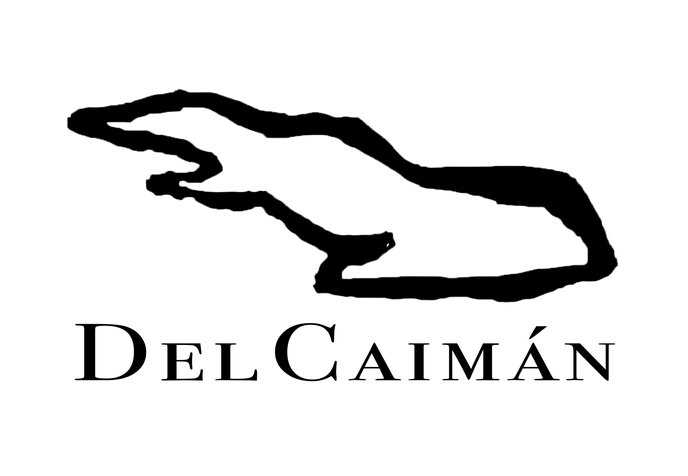 Black outline of a dog and the text "DelCaimán" underneath.
