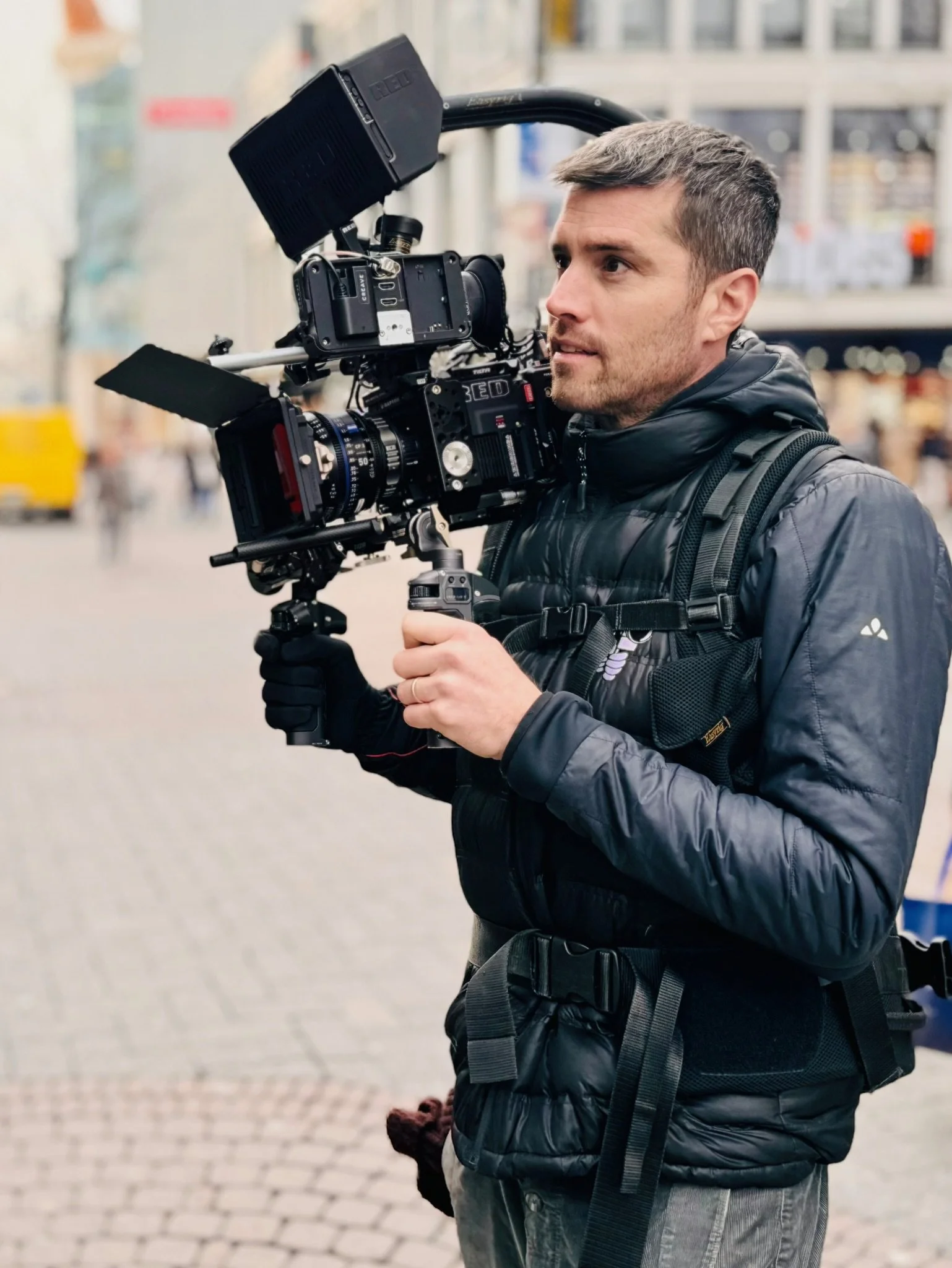 Marius Mispelbaum von TWO SHOOT mit RED Cinema Kamera beim Außendreh in Köln — professionelle Filmproduktion