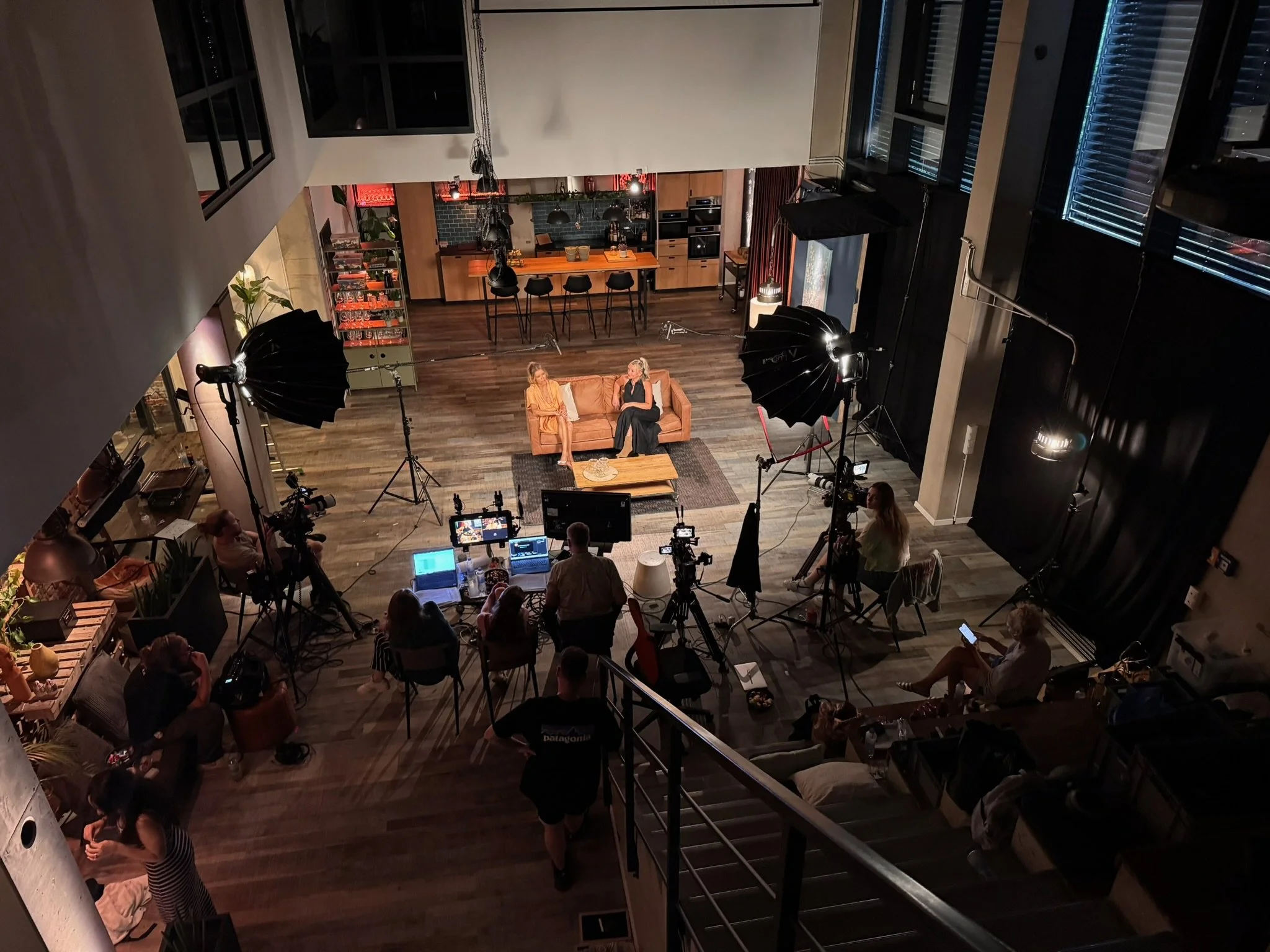 TwoShoot Multicamera-Produktion mit Red Cinema 4K, Smart Regie und professionellem Lichtdesign — Imagefilm-Dreh im Loft-Studio — Filmproduktion Köln