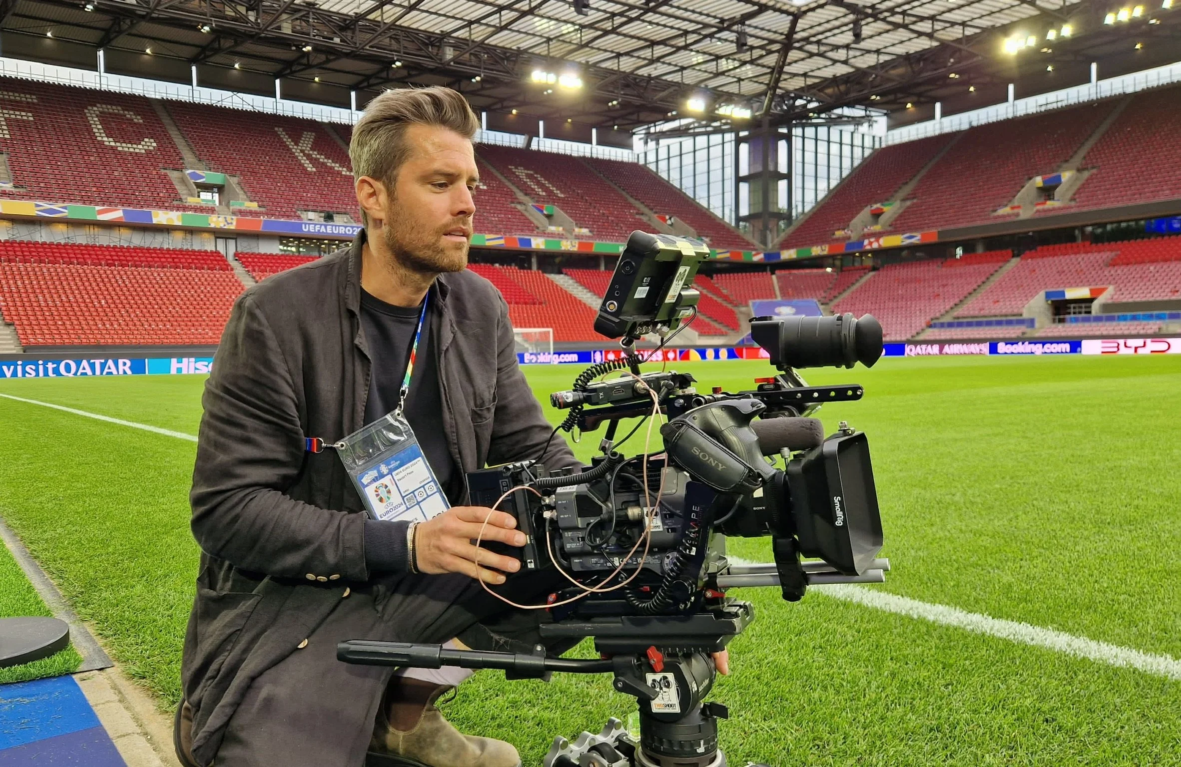 Marius Mispelbaum von TwoShoot mit Sony-Kamera und Slider beim UEFA EURO Dreh im RheinEnergieStadion Köln — Filmproduktion Köln