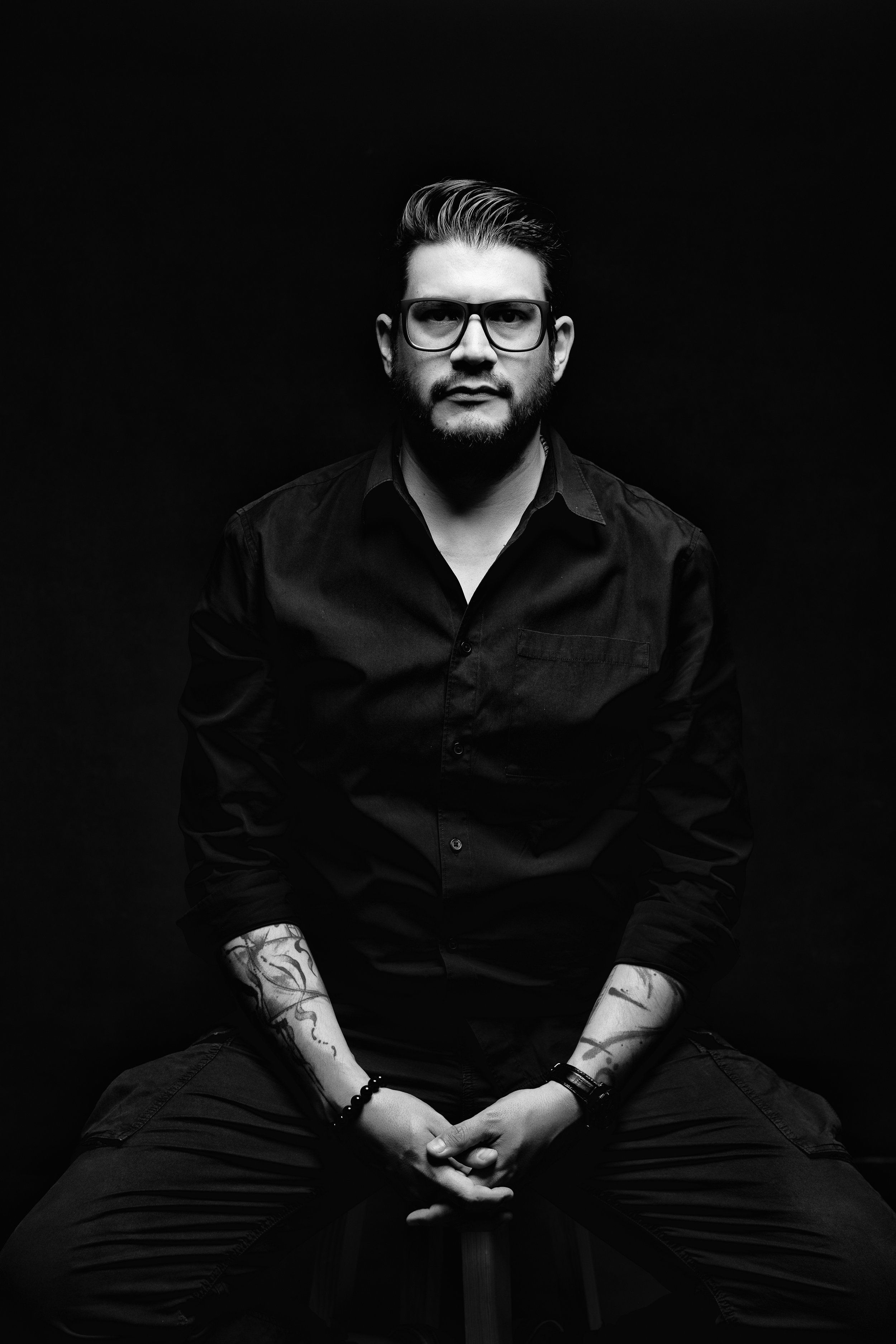 Retrato en blanco y negro de Damián Romero, Dirección Artística de R+R Estudio.