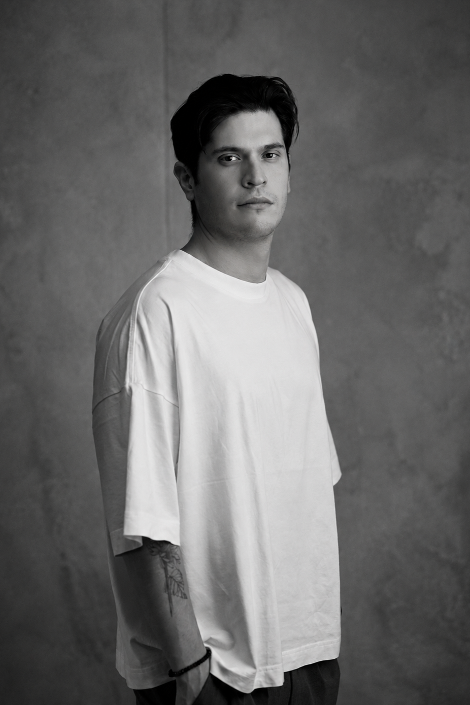 Retrato en blanco y negro de Sebastián Rivera, Estrategia Creativa de R+R Estudio.