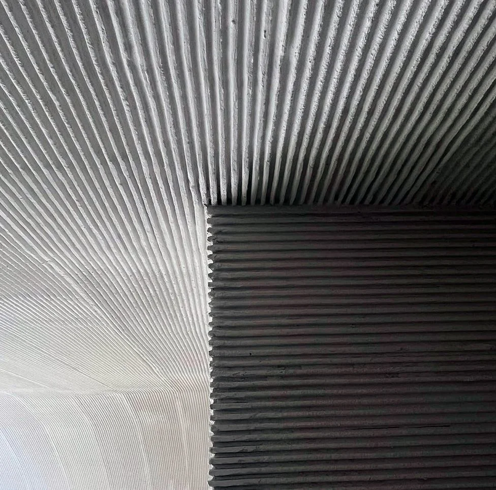 Detalle arquitectónico de techo con superficies texturizadas y líneas paralelas, proyecto de R+R Estudio.
